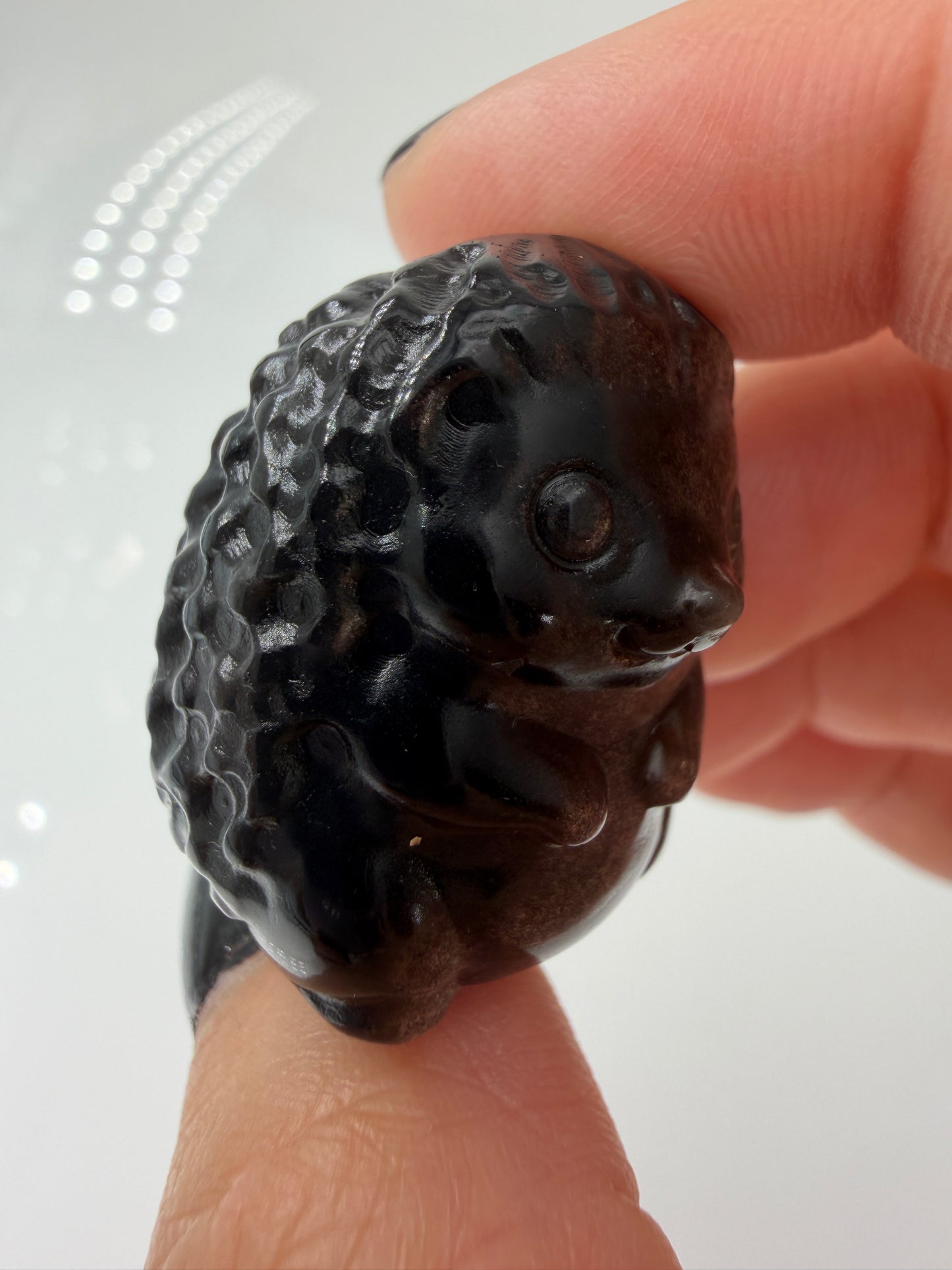 Handgeschliffener Igel aus Silberobsidian mit charakteristischem Silberglanz, ca. 2,9 × 2,3 cm – Carving aus vulkanischem Glas.

