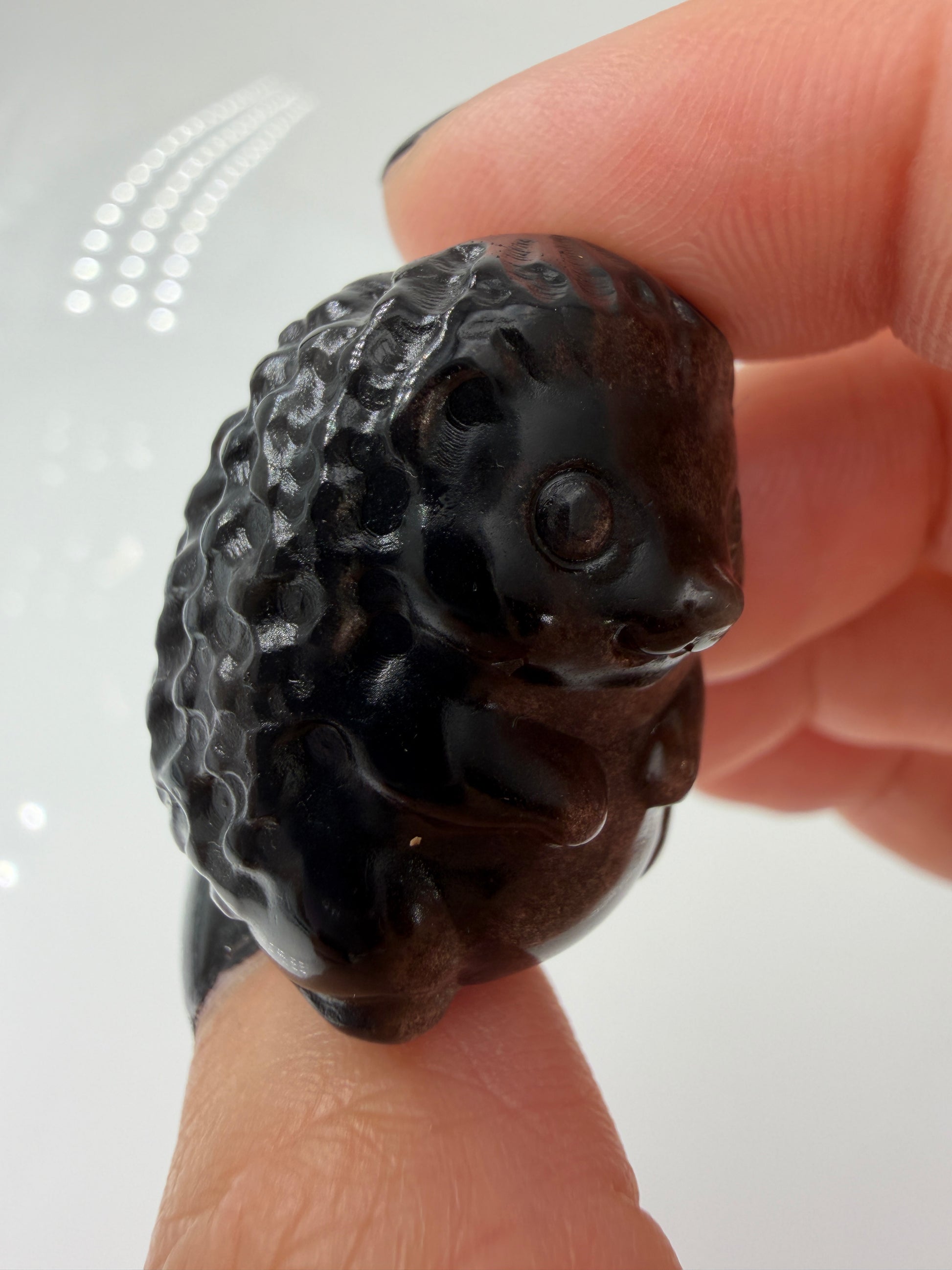 Handgeschliffener Igel aus Silberobsidian mit charakteristischem Silberglanz, ca. 2,9 × 2,3 cm – Carving aus vulkanischem Glas.

