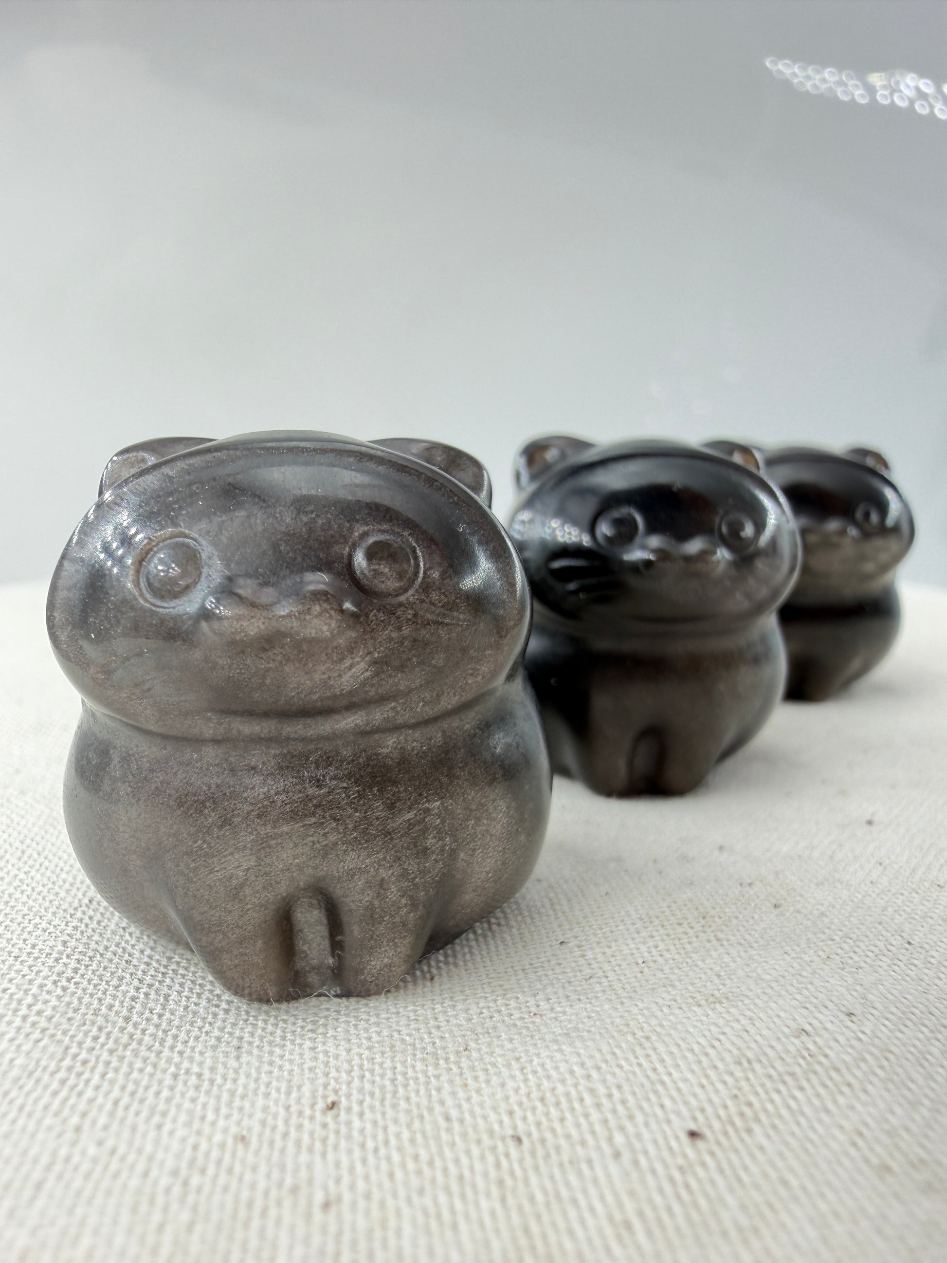 Handgeschliffene Katze aus Silberobsidian mit charakteristischem Silberglanz, ca. 2,6 × 2,6 cm – Carving aus vulkanischem Glas.