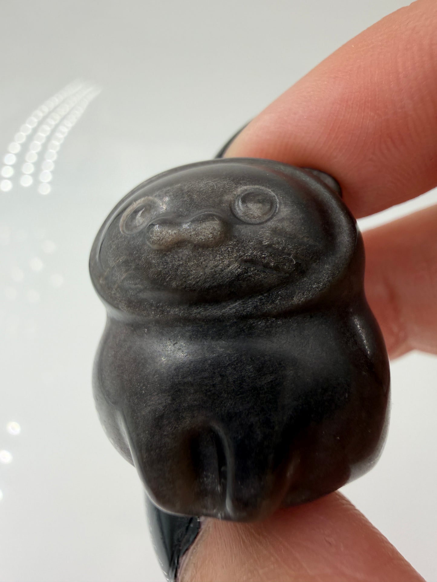 Handgeschliffene Katze aus Silberobsidian mit charakteristischem Silberglanz, ca. 2,6 × 2,6 cm – Carving aus vulkanischem Glas.