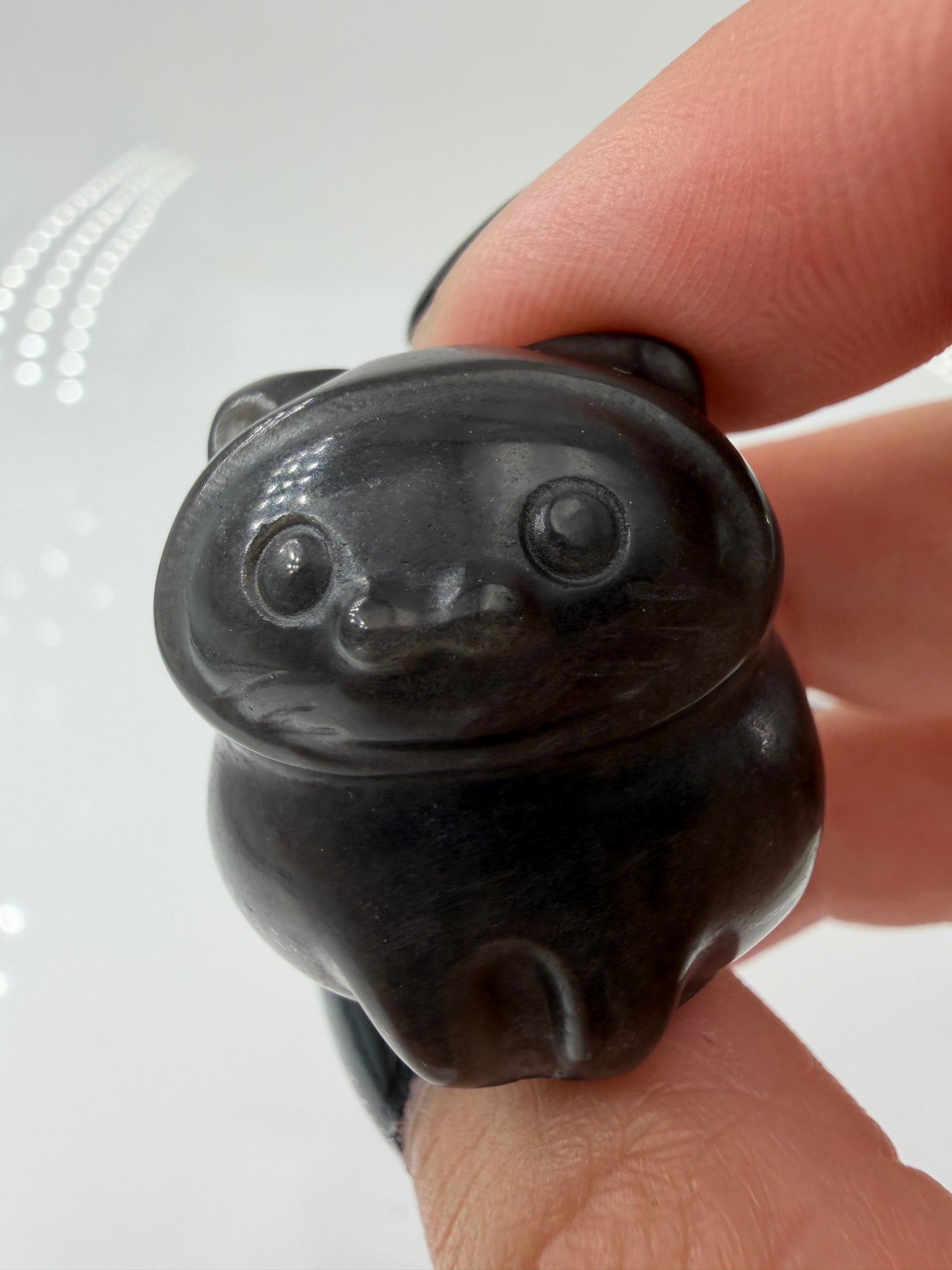 Handgeschliffene Katze aus Silberobsidian mit charakteristischem Silberglanz, ca. 2,6 × 2,6 cm – Carving aus vulkanischem Glas.