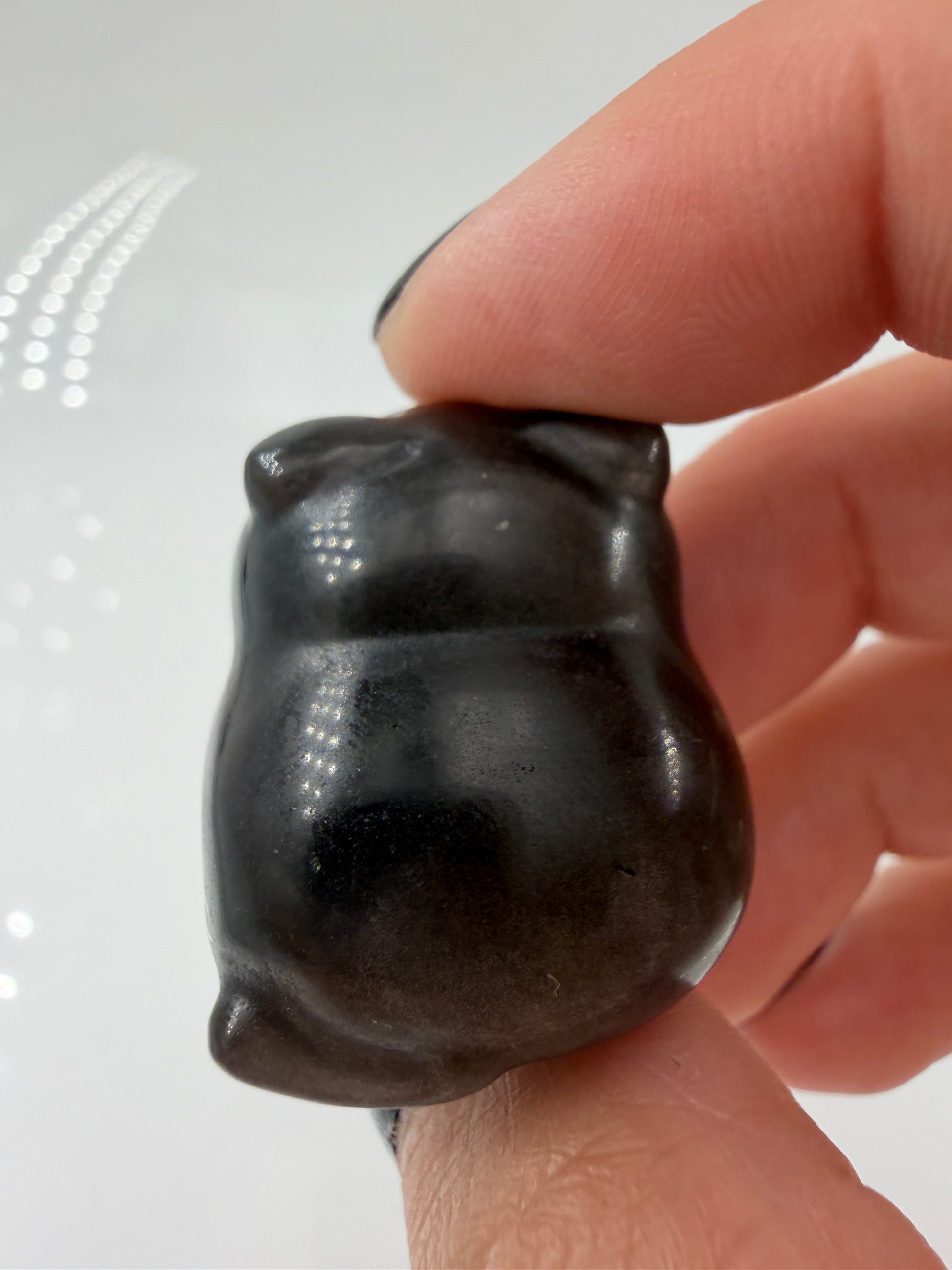 Handgeschliffene Katze aus Silberobsidian mit charakteristischem Silberglanz, ca. 2,6 × 2,6 cm – Carving aus vulkanischem Glas.