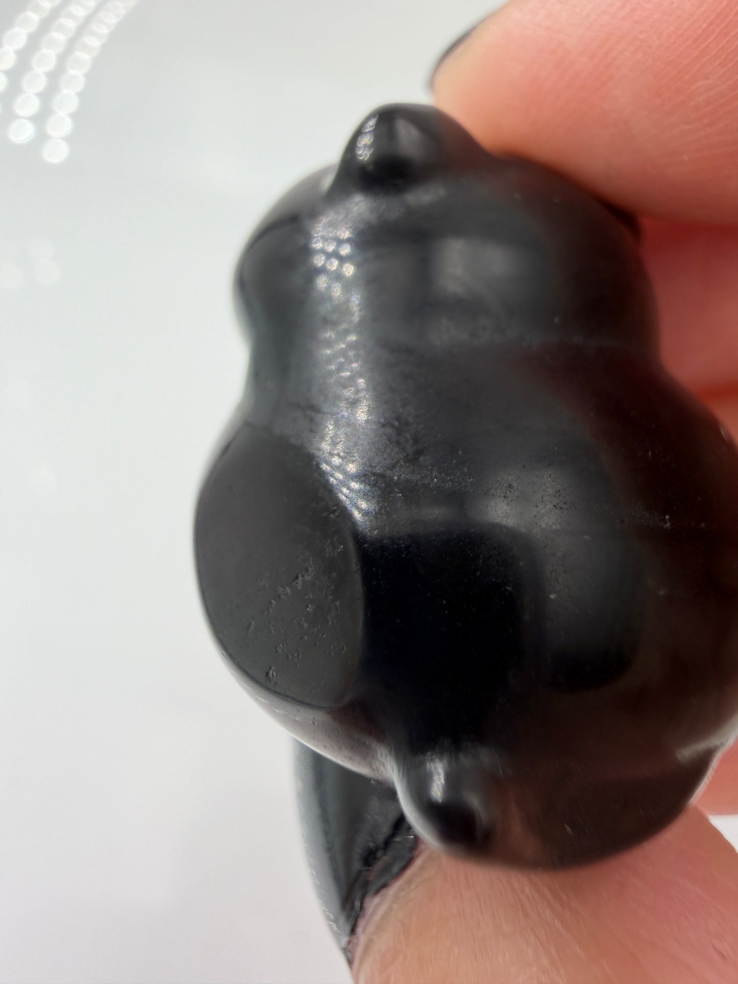 Handgeschliffene Katze aus Silberobsidian mit charakteristischem Silberglanz, ca. 2,6 × 2,6 cm – Carving aus vulkanischem Glas.