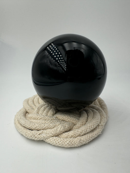 Obsidian Kugel OK40, Ø 7 cm – vulkanisches Gesteinsglas mit tiefschwarzem, spiegelndem Glasglanz, sphärisch poliert.