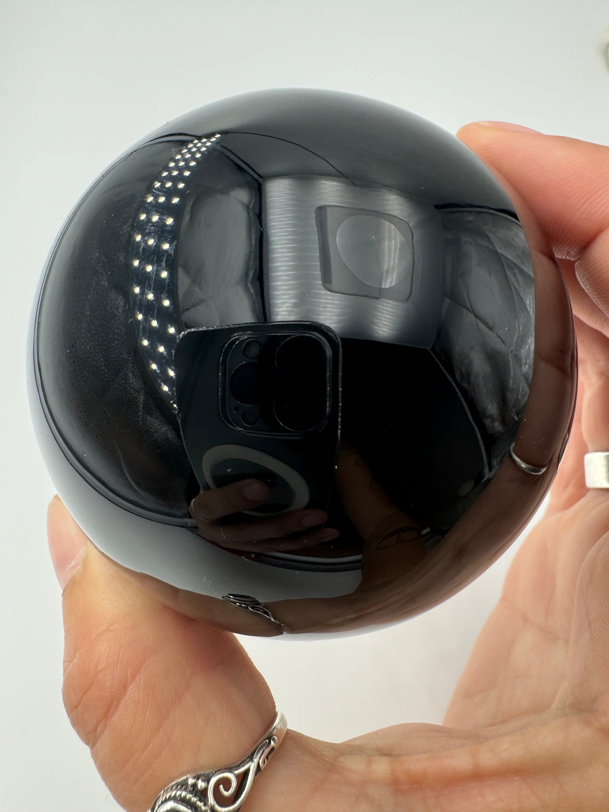 Obsidian Kugel OK40, Ø 7 cm – vulkanisches Gesteinsglas mit tiefschwarzem, spiegelndem Glasglanz, sphärisch poliert.