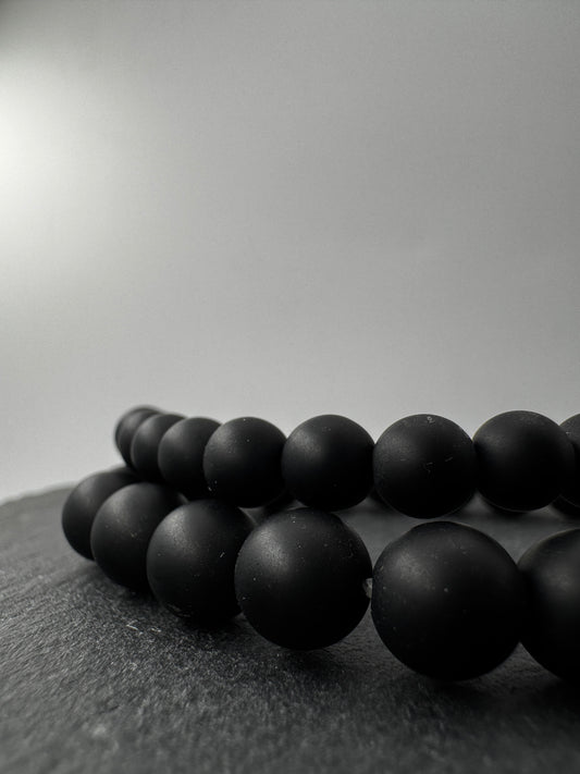 Armband aus mattschwarz polierten Onyx-Kugeln, erhältlich in 6 mm und 8 mm, 18 cm Umfang, mit charakteristischer opaker Tiefe des Chalcedons.