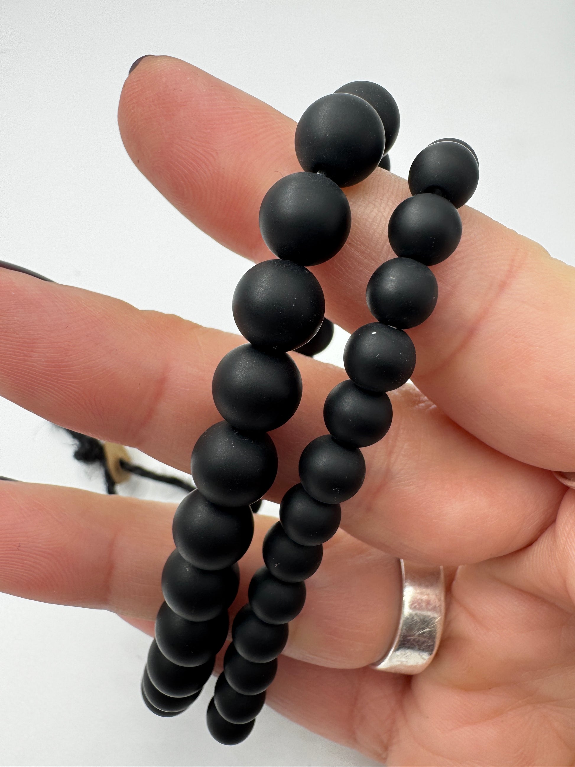 Armband aus mattschwarz polierten Onyx-Kugeln, erhältlich in 6 mm und 8 mm, 18 cm Umfang, mit charakteristischer opaker Tiefe des Chalcedons.