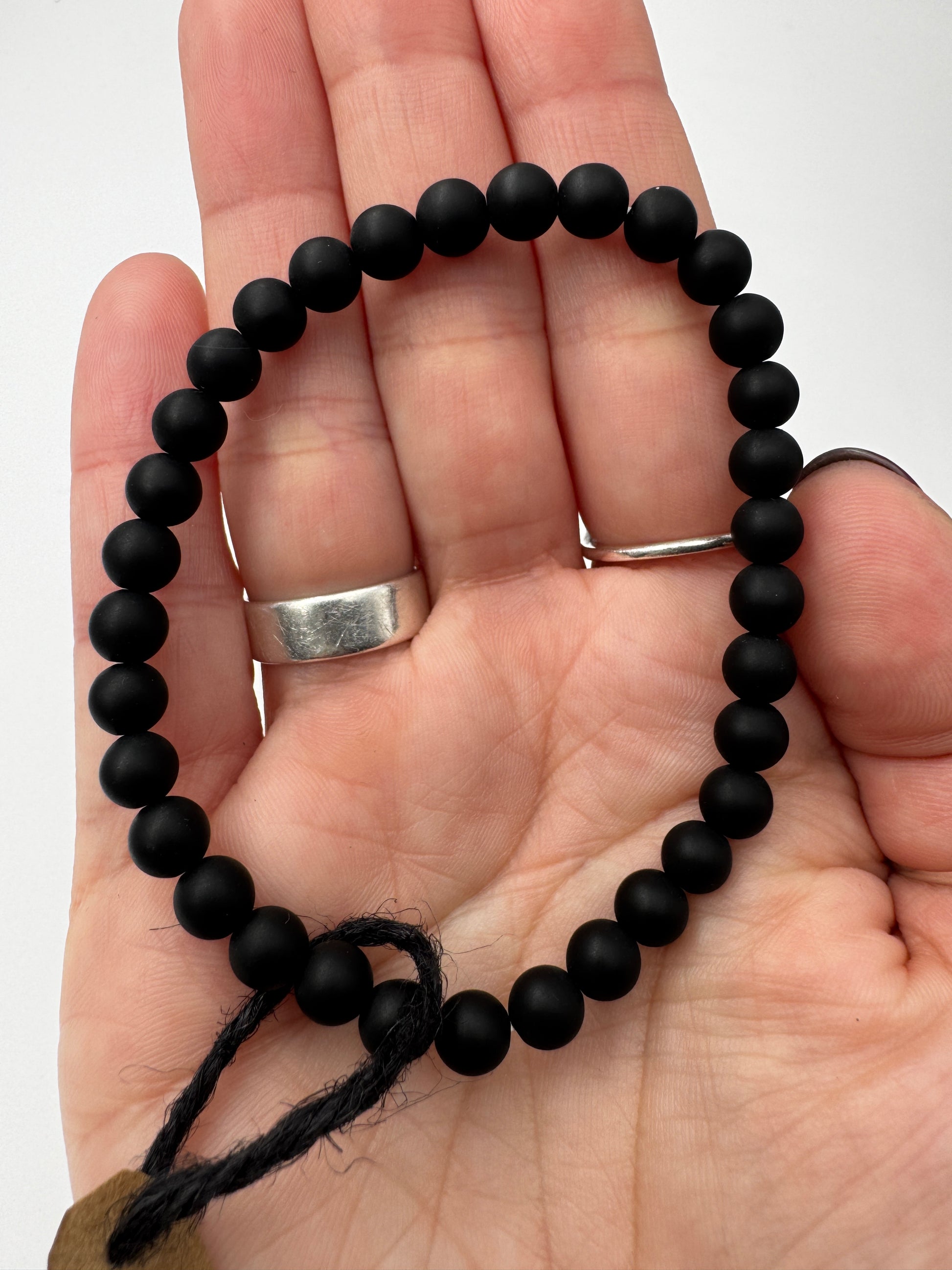 Armband aus mattschwarz polierten Onyx-Kugeln, erhältlich in 6 mm und 8 mm, 18 cm Umfang, mit charakteristischer opaker Tiefe des Chalcedons.