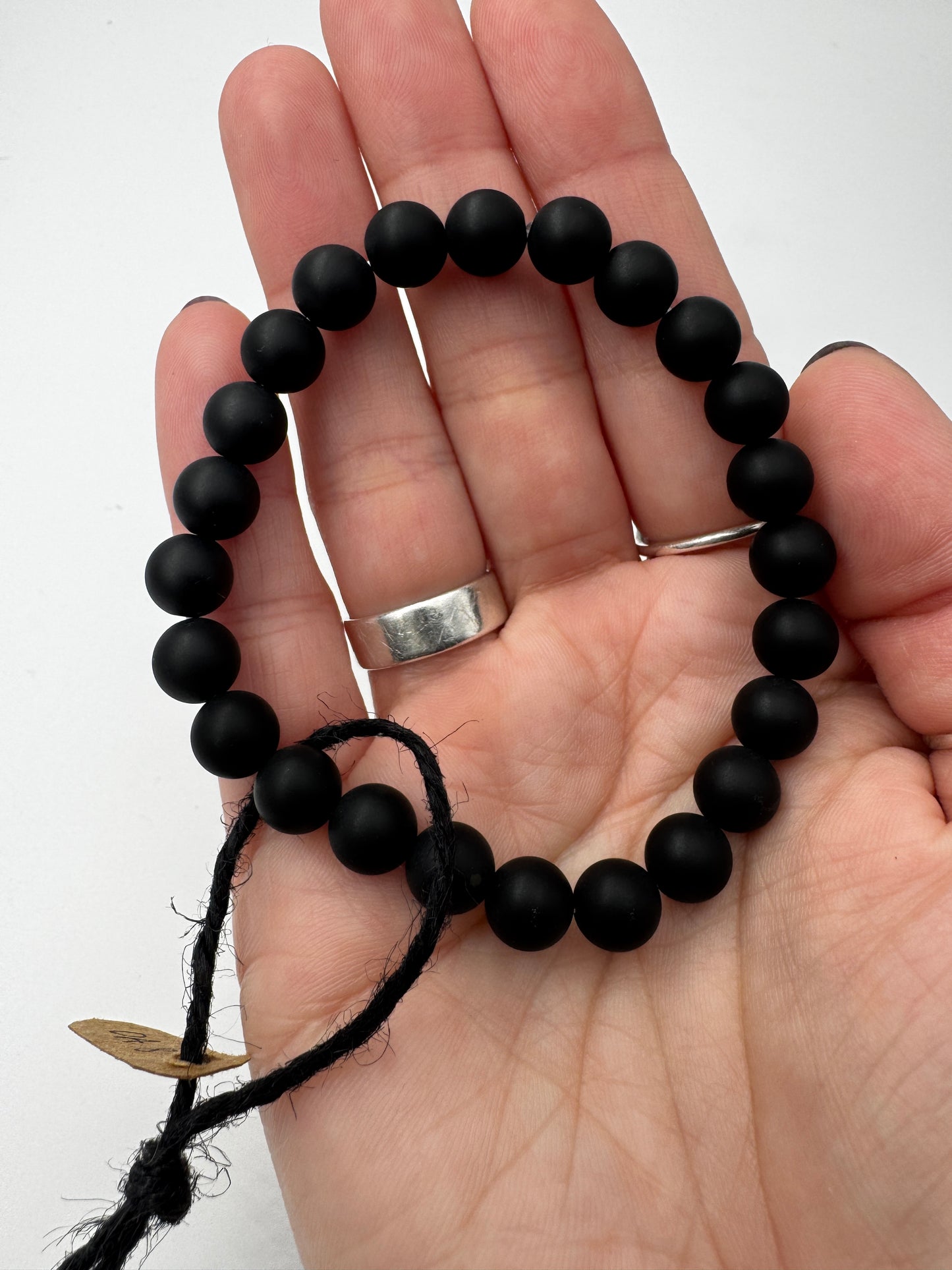 Armband aus mattschwarz polierten Onyx-Kugeln, erhältlich in 6 mm und 8 mm, 18 cm Umfang, mit charakteristischer opaker Tiefe des Chalcedons.