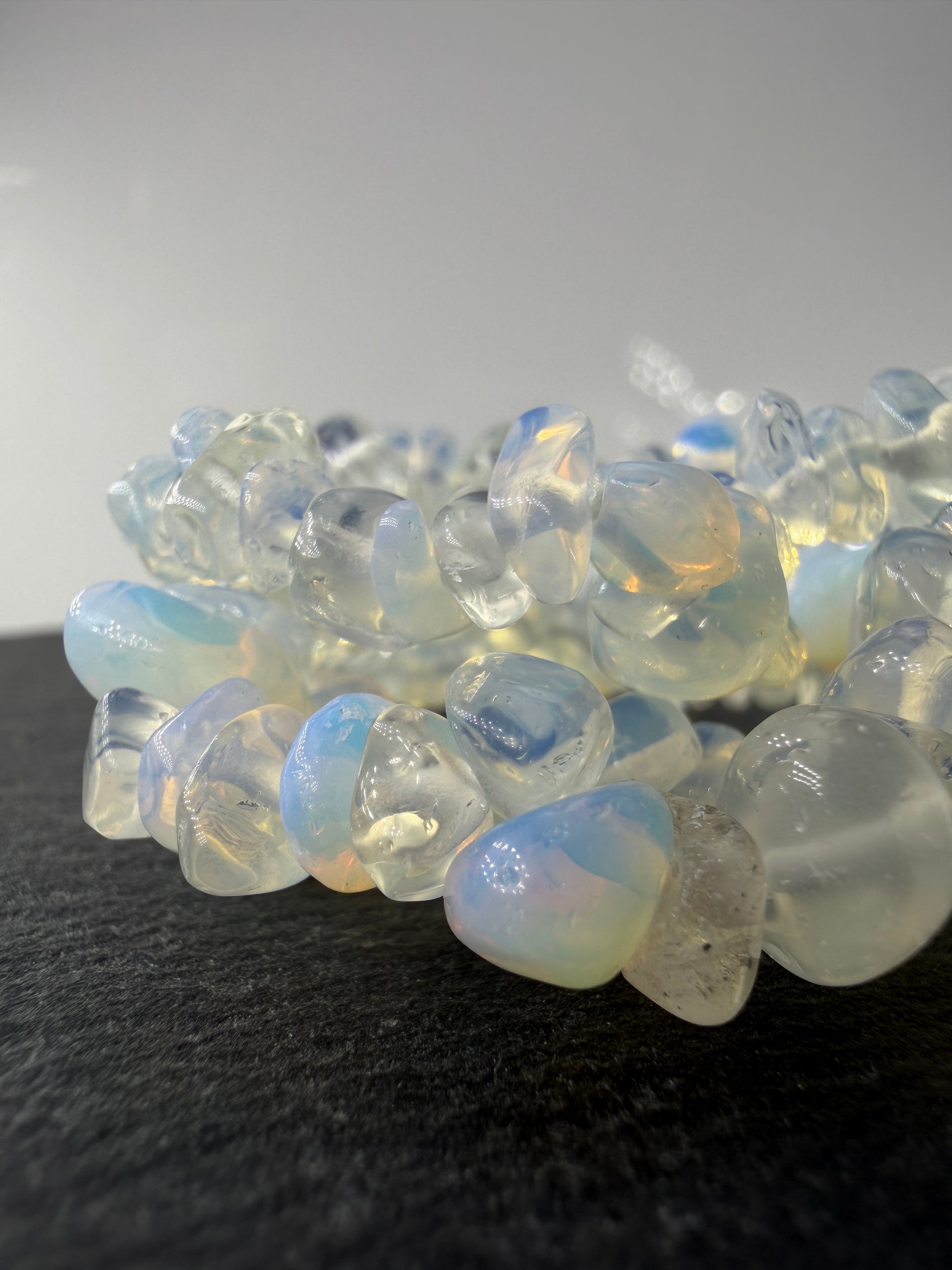 Buntes Kinder-Splitterarmband aus milchig-weißem Opalglas mit sanftem Blauschimmer.