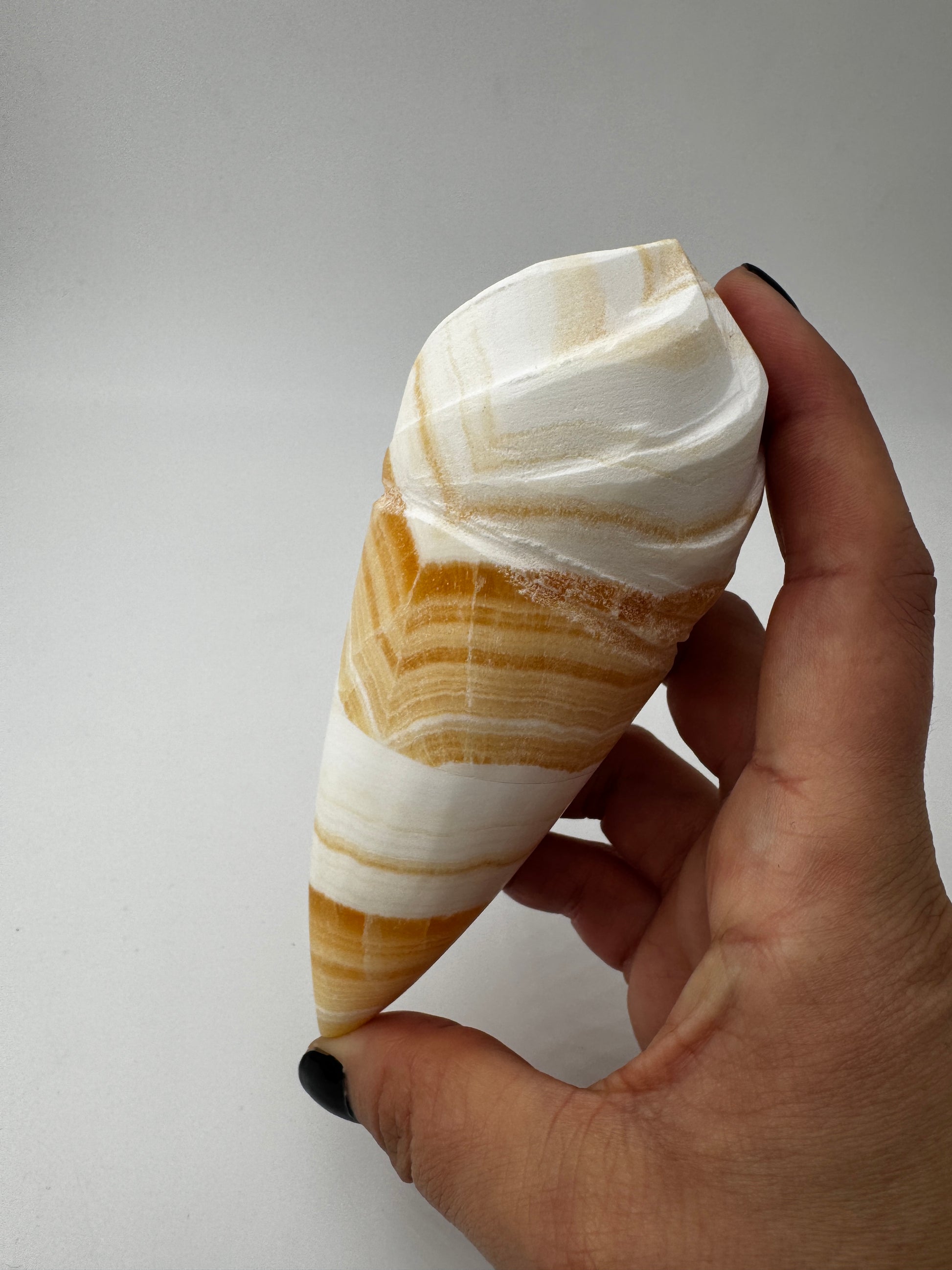 Orangencalcit-Carving OE36 in Softeis-Waffelform mit warmer Transluzenz.