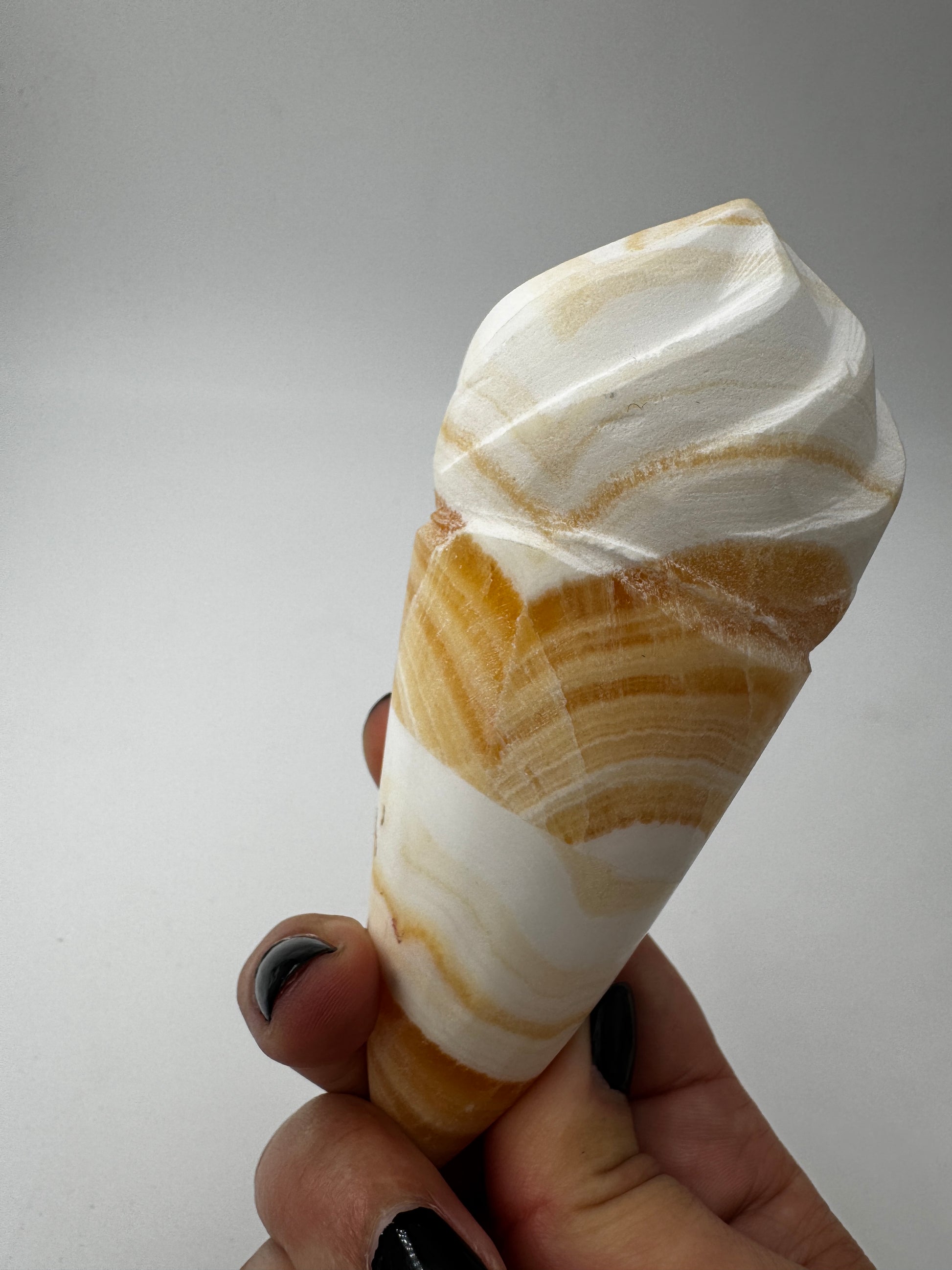 Orangencalcit-Carving OE36 in Softeis-Waffelform mit warmer Transluzenz.