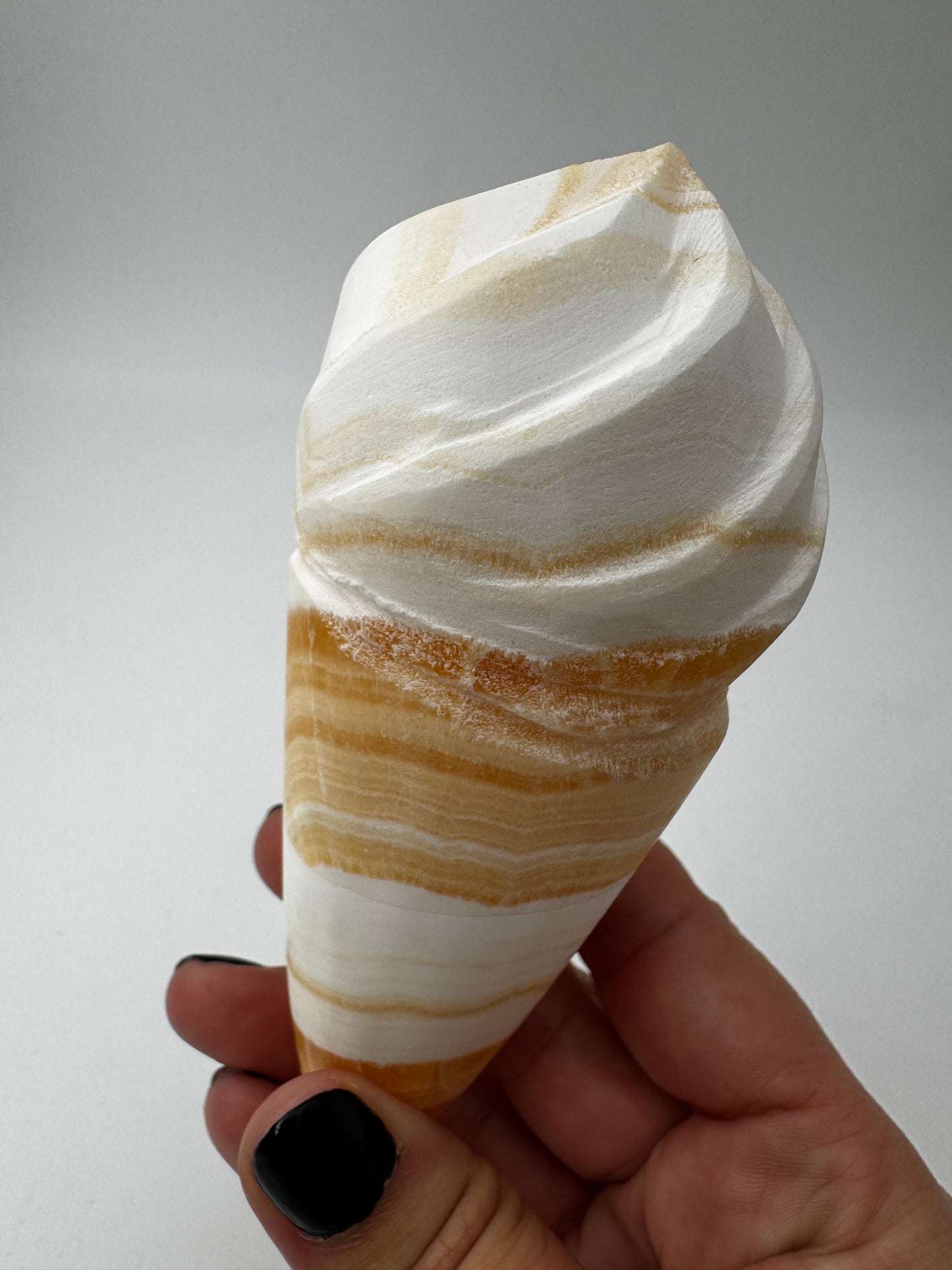 Orangencalcit-Carving OE36 in Softeis-Waffelform mit warmer Transluzenz.