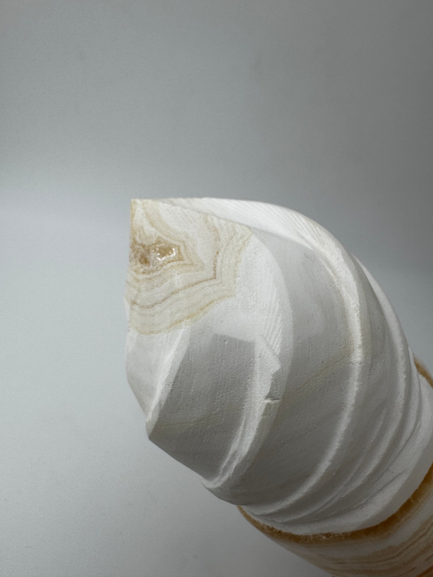 Orangencalcit-Carving OE45 in Softeis-Waffelform.