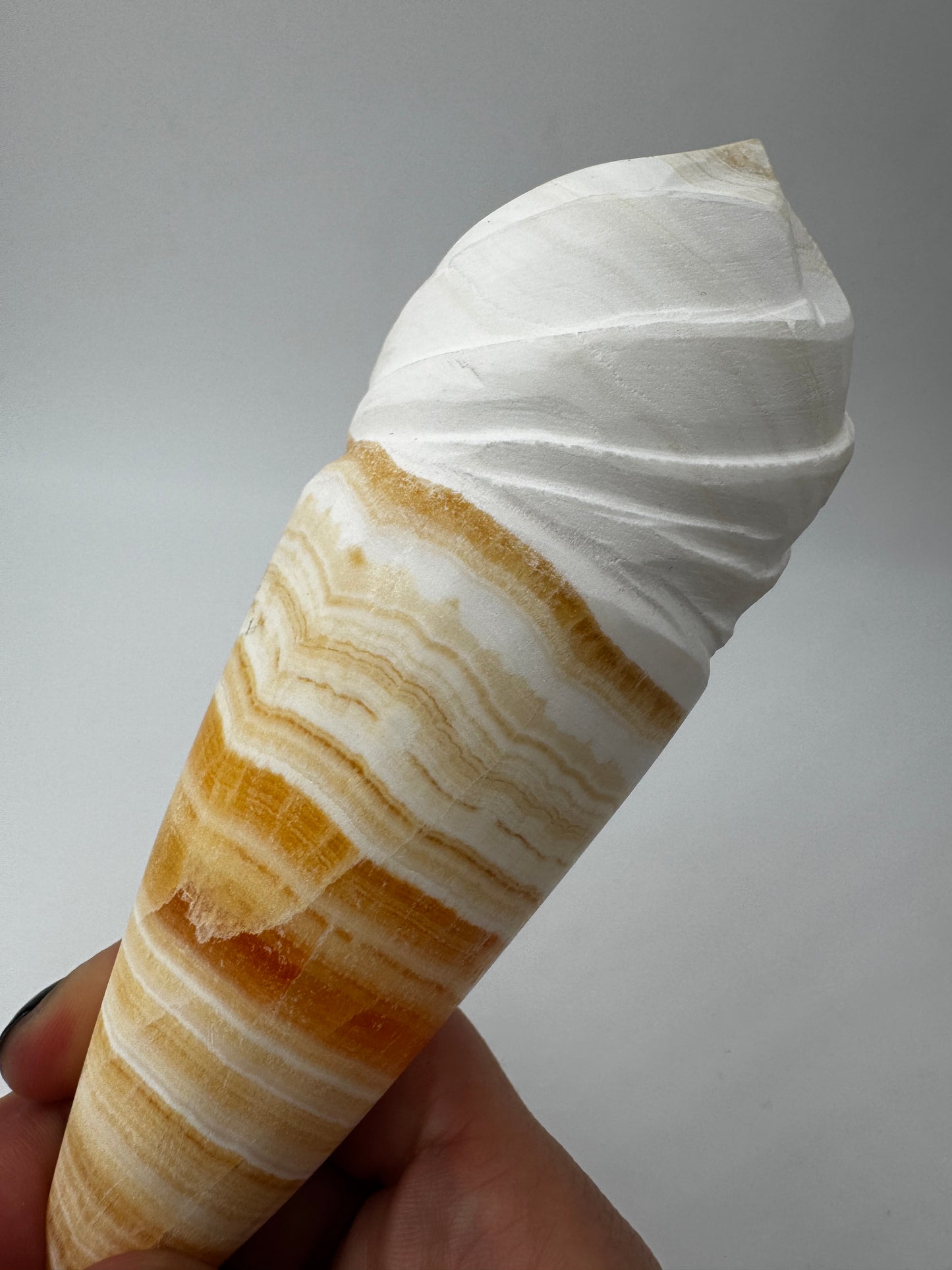 Orangencalcit-Carving OE45 in Softeis-Waffelform.