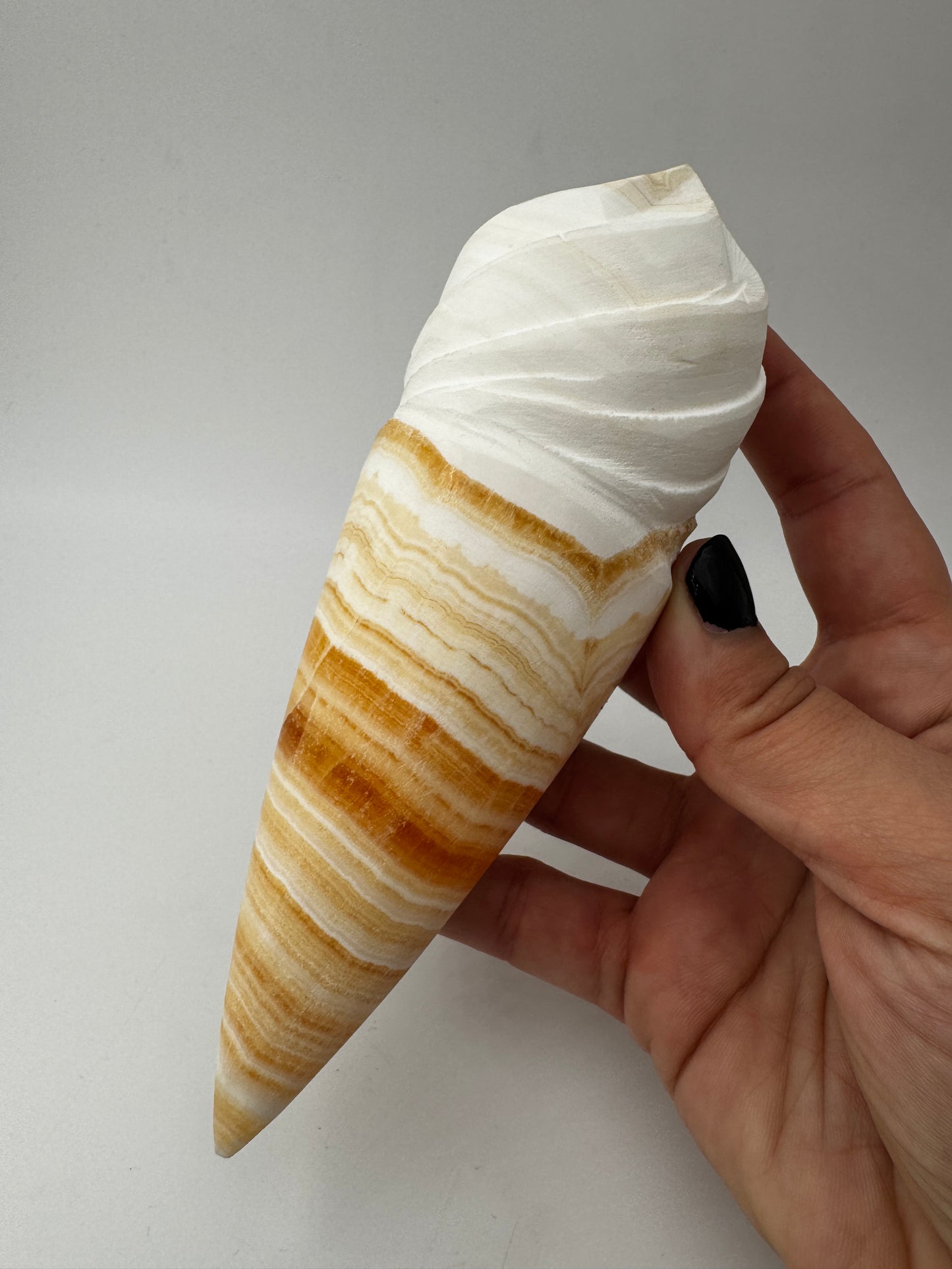 Orangencalcit-Carving OE45 in Softeis-Waffelform.