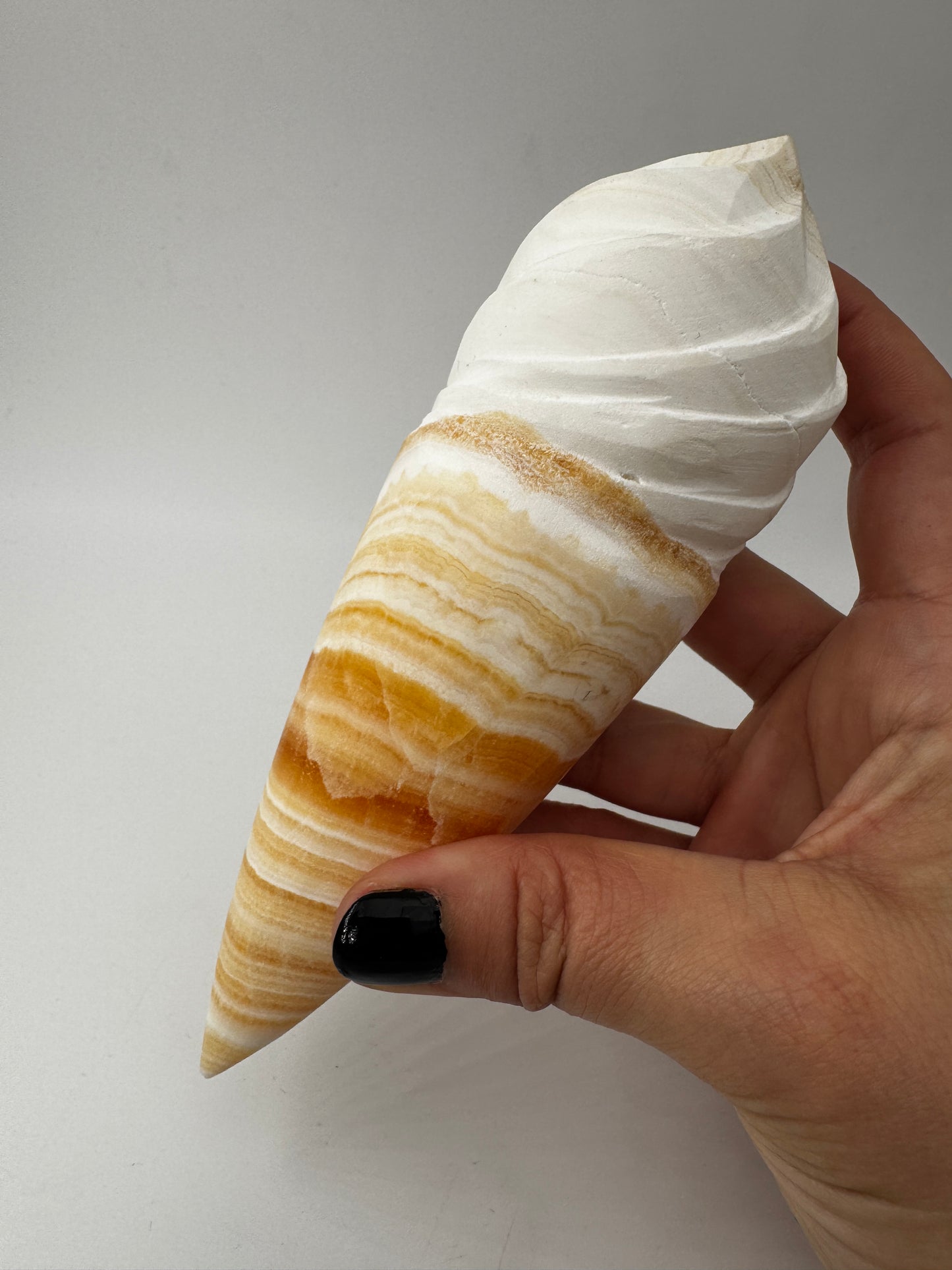 Orangencalcit-Carving OE45 in Softeis-Waffelform.