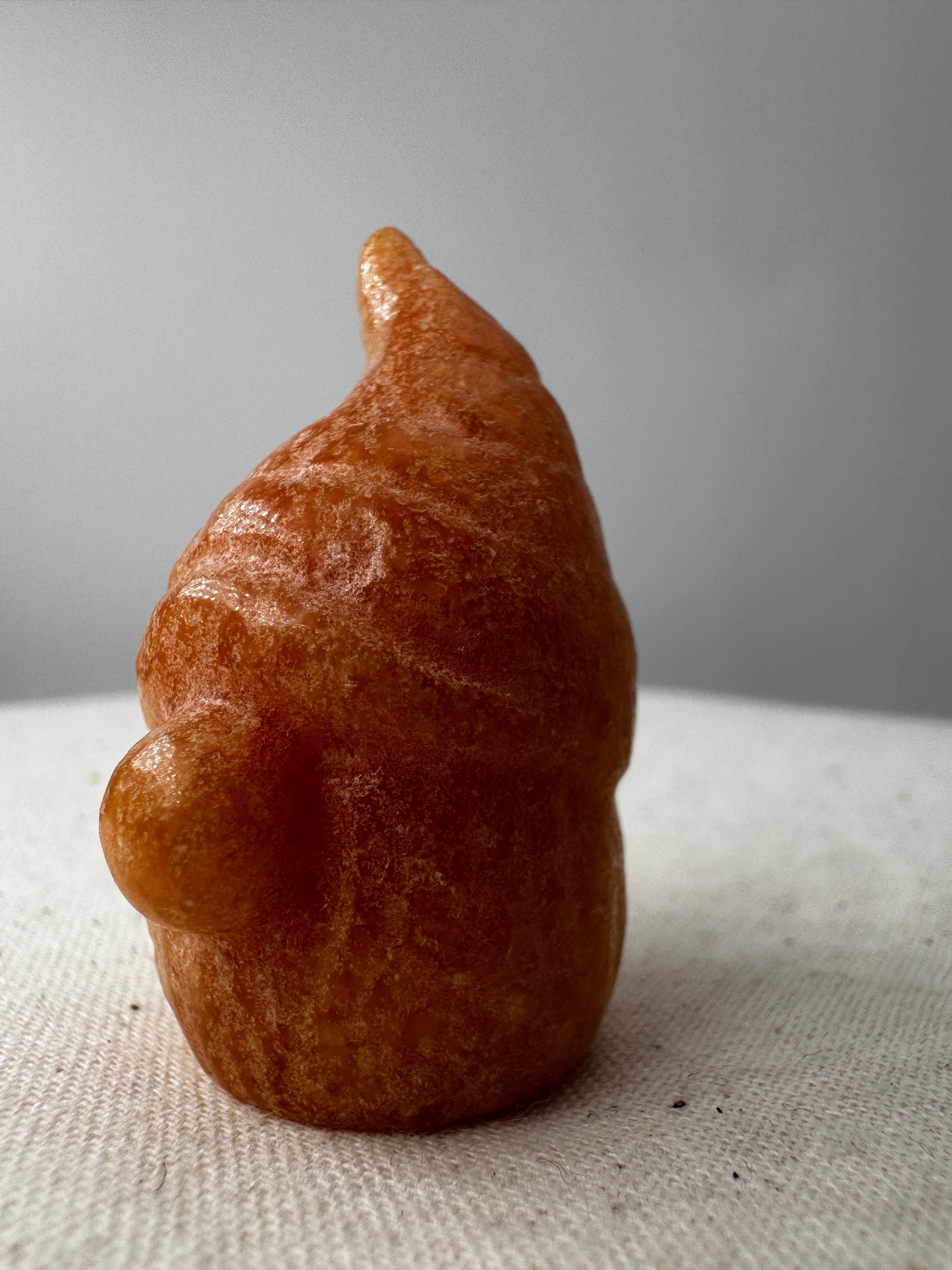 Zwerg-Carving aus Orangencalcit.