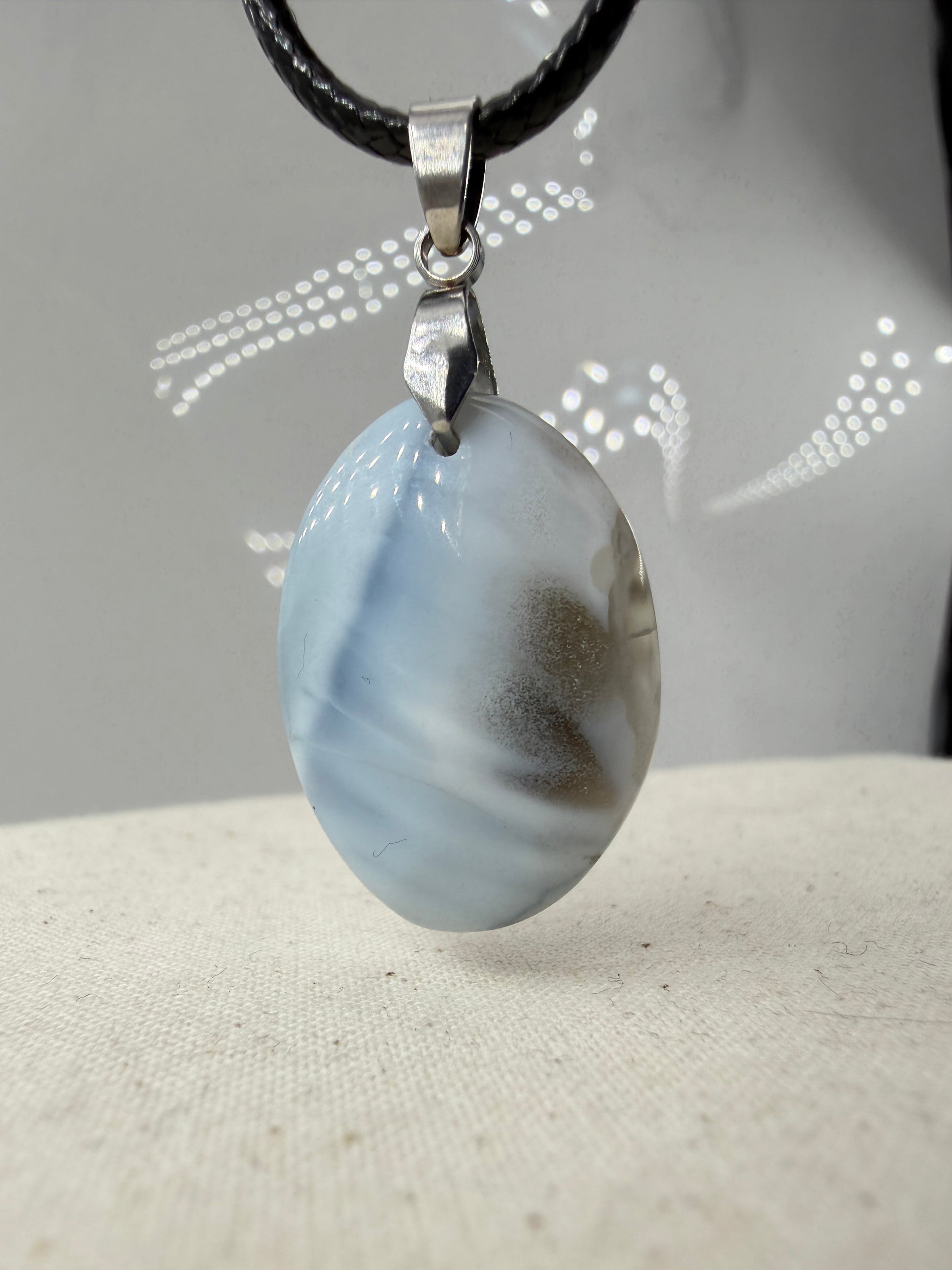 Owyhee Opal Cabochon-Anhänger BA9 mit Edelstahl-Clip – milchig-blauer Naturstein
