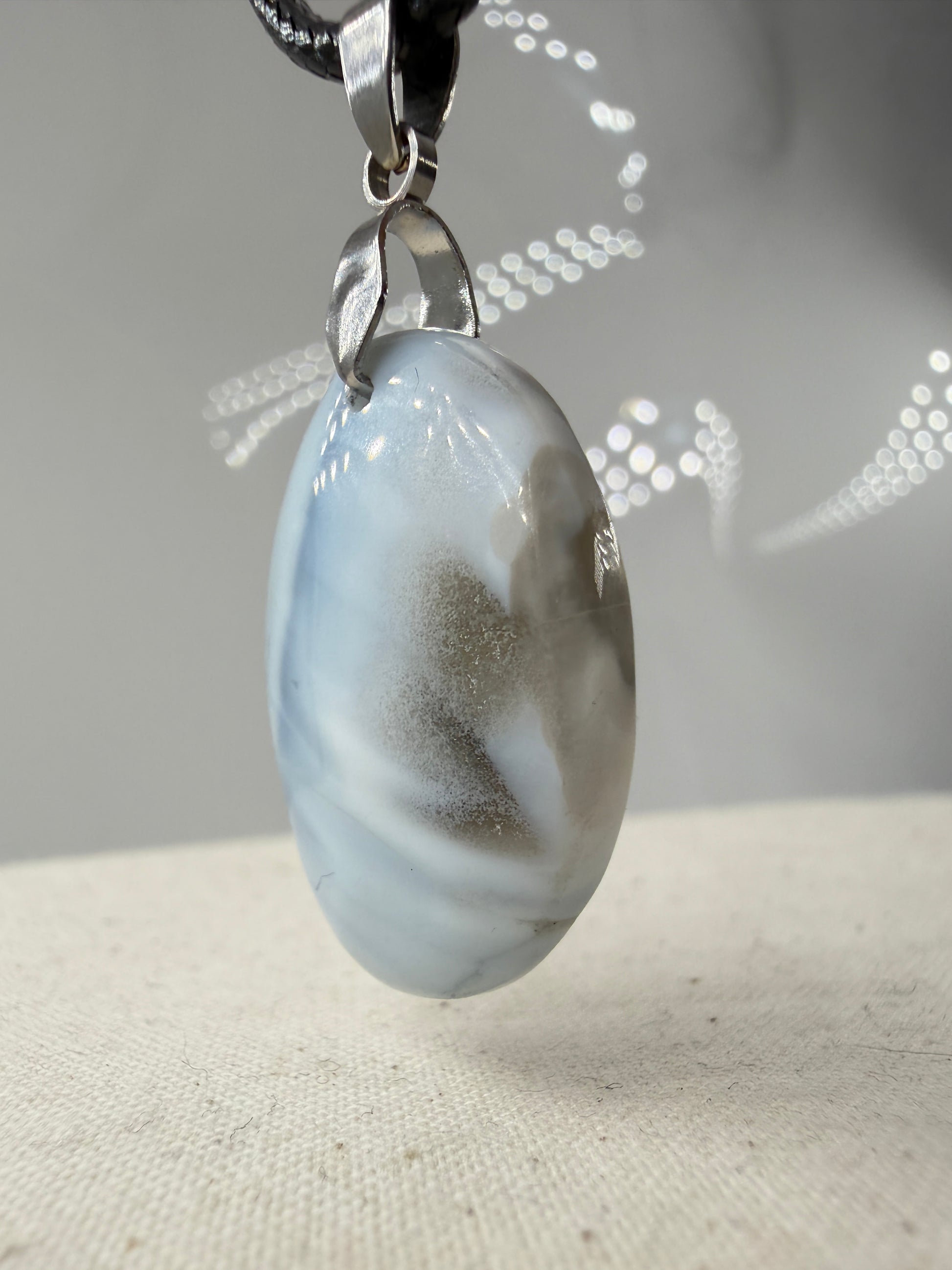 Owyhee Opal Cabochon-Anhänger BA9 mit Edelstahl-Clip – milchig-blauer Naturstein
