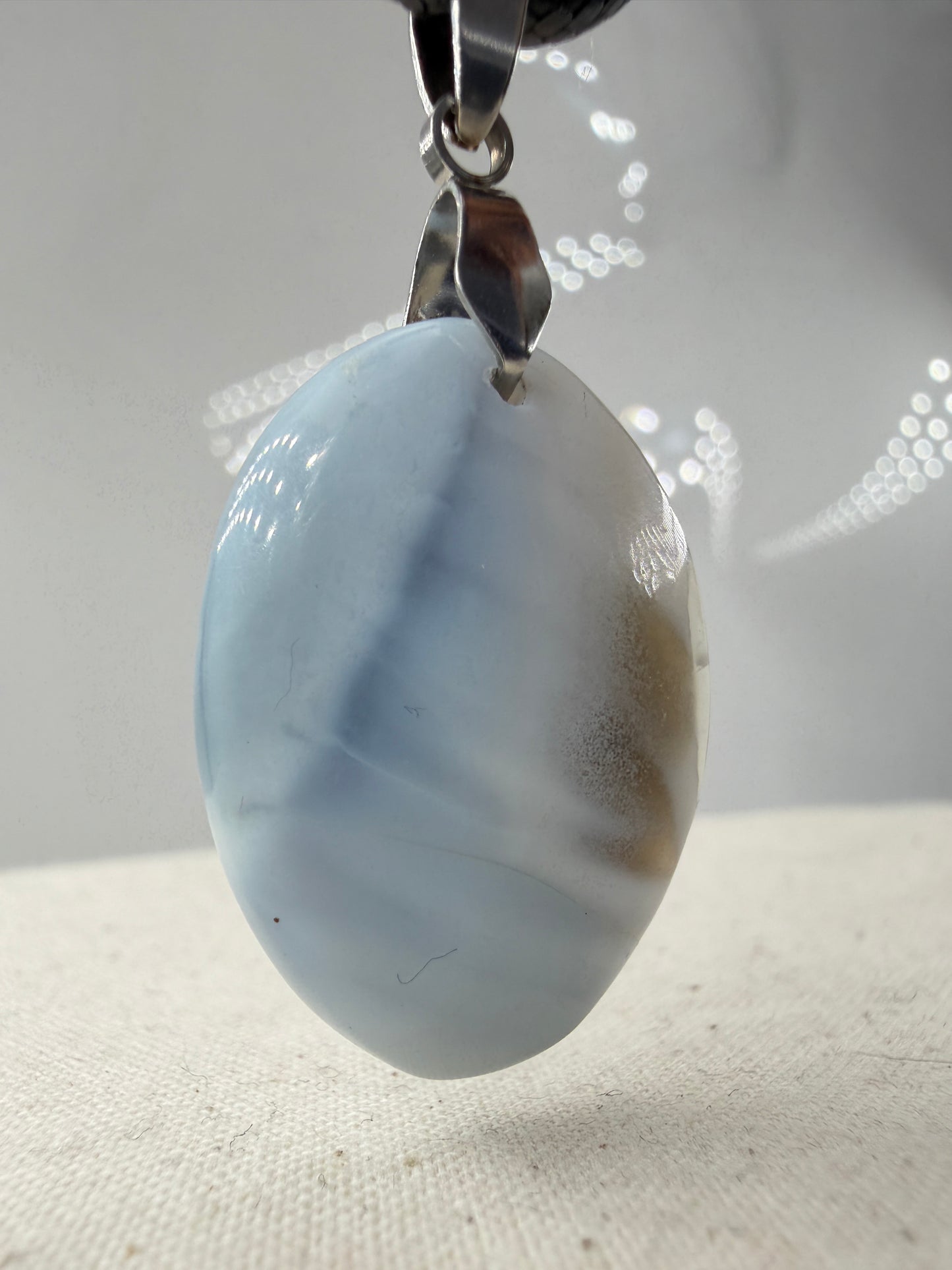 Owyhee Opal Cabochon-Anhänger BA9 mit Edelstahl-Clip – milchig-blauer Naturstein