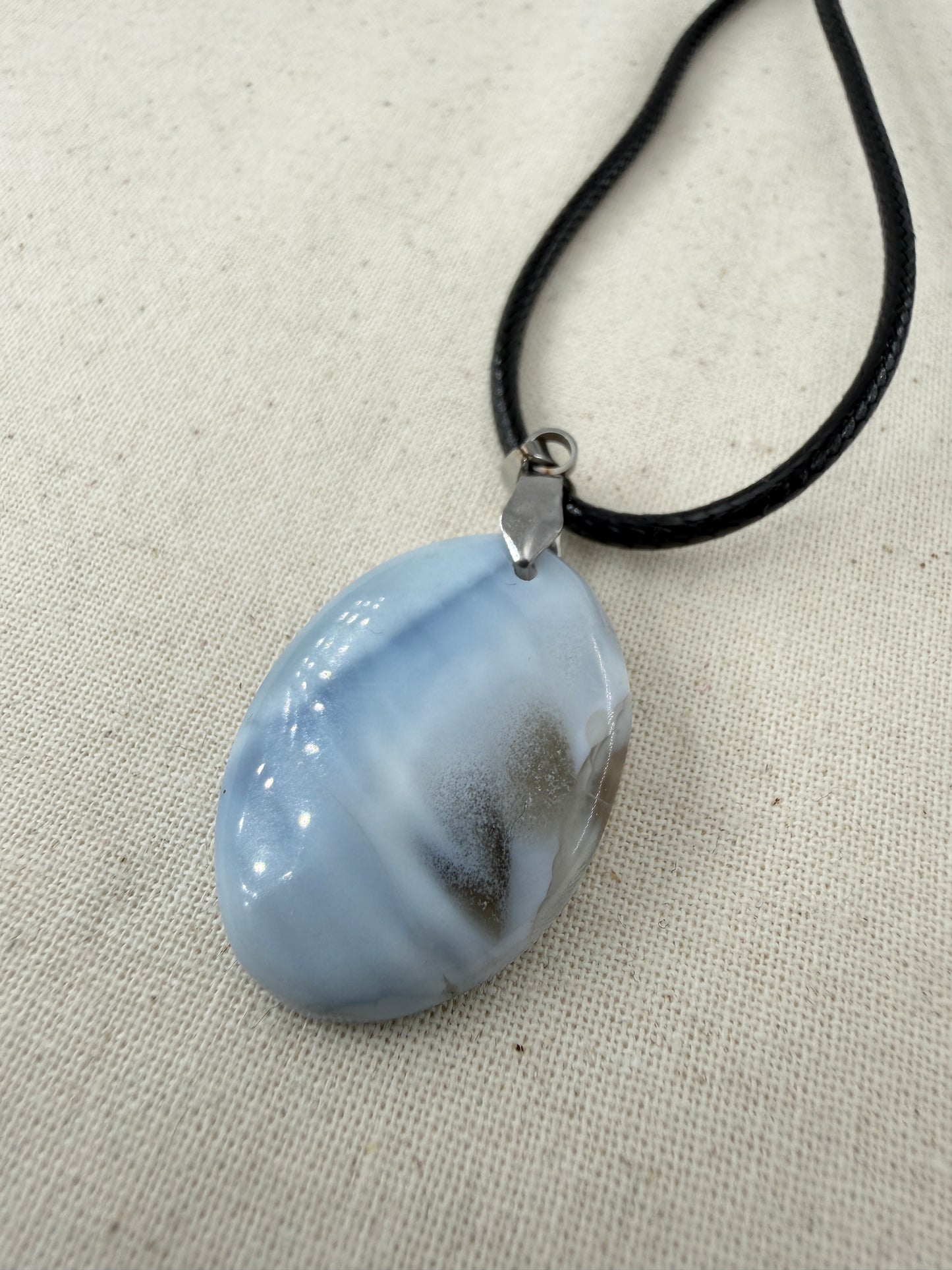 Owyhee Opal Cabochon-Anhänger BA9 mit Edelstahl-Clip – milchig-blauer Naturstein