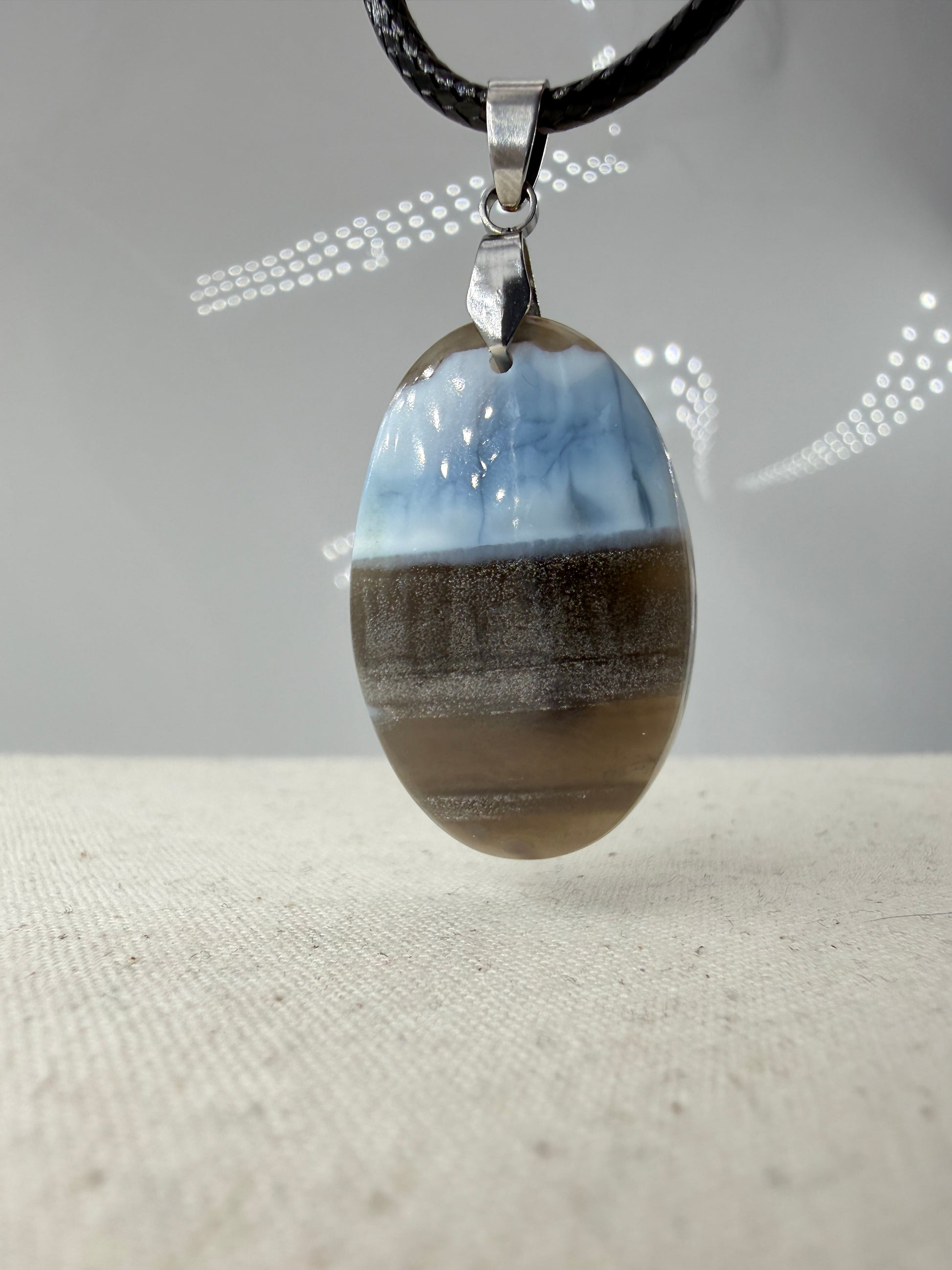Owyhee Opal Cabochon-Anhänger O18 mit Edelstahl-Clip – milchig-blauer Naturstein