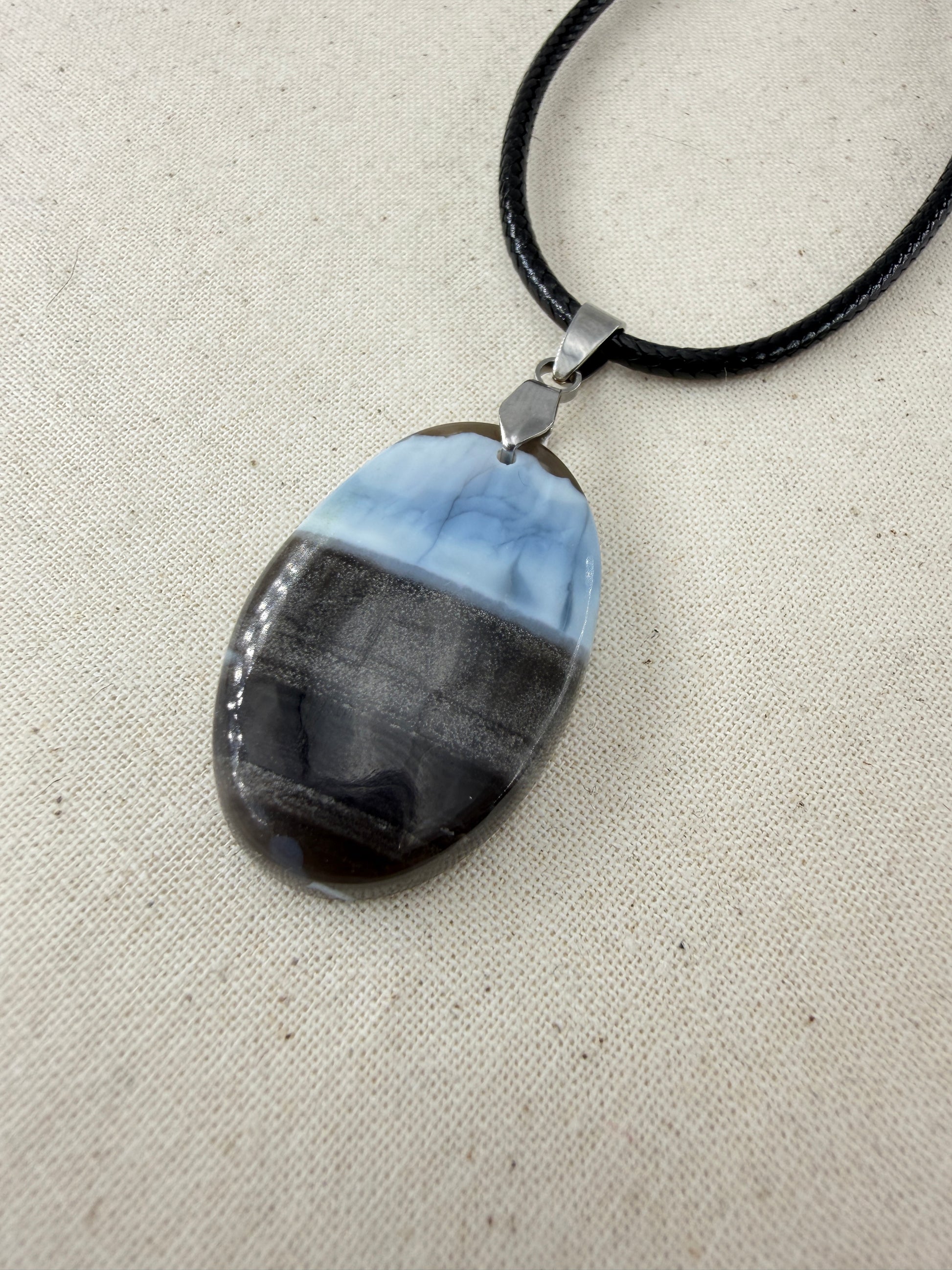Owyhee Opal Cabochon-Anhänger O18 mit Edelstahl-Clip – milchig-blauer Naturstein