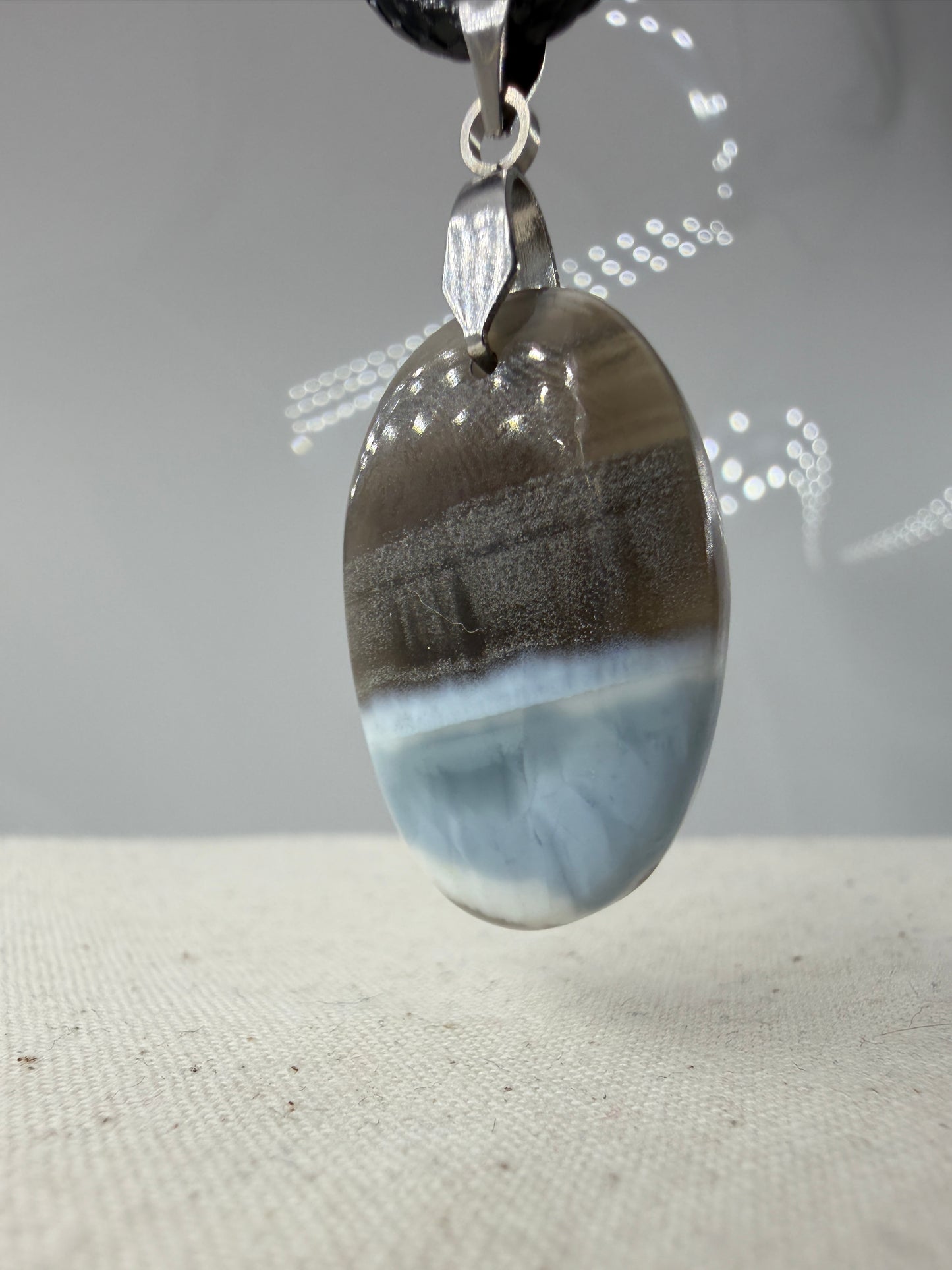 Owyhee Opal Cabochon-Anhänger OB14 mit Edelstahl-Clip – milchig-blauer Naturstein
