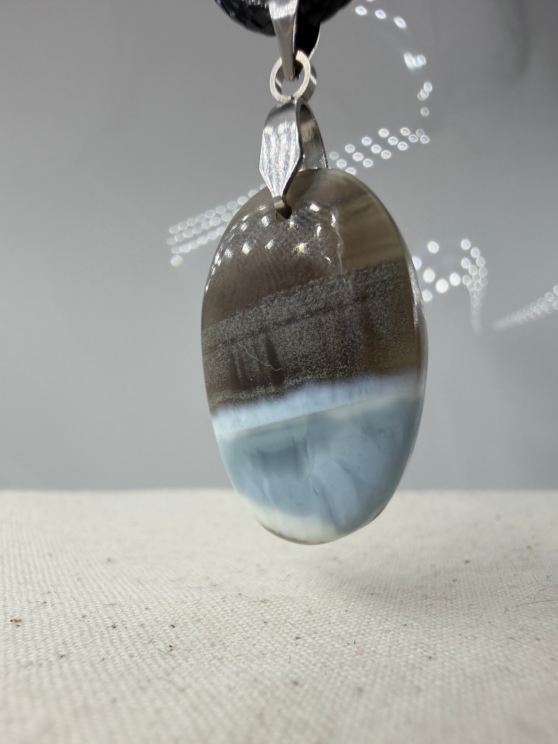 Owyhee Opal Cabochon-Anhänger OB14 mit Edelstahl-Clip – milchig-blauer Naturstein