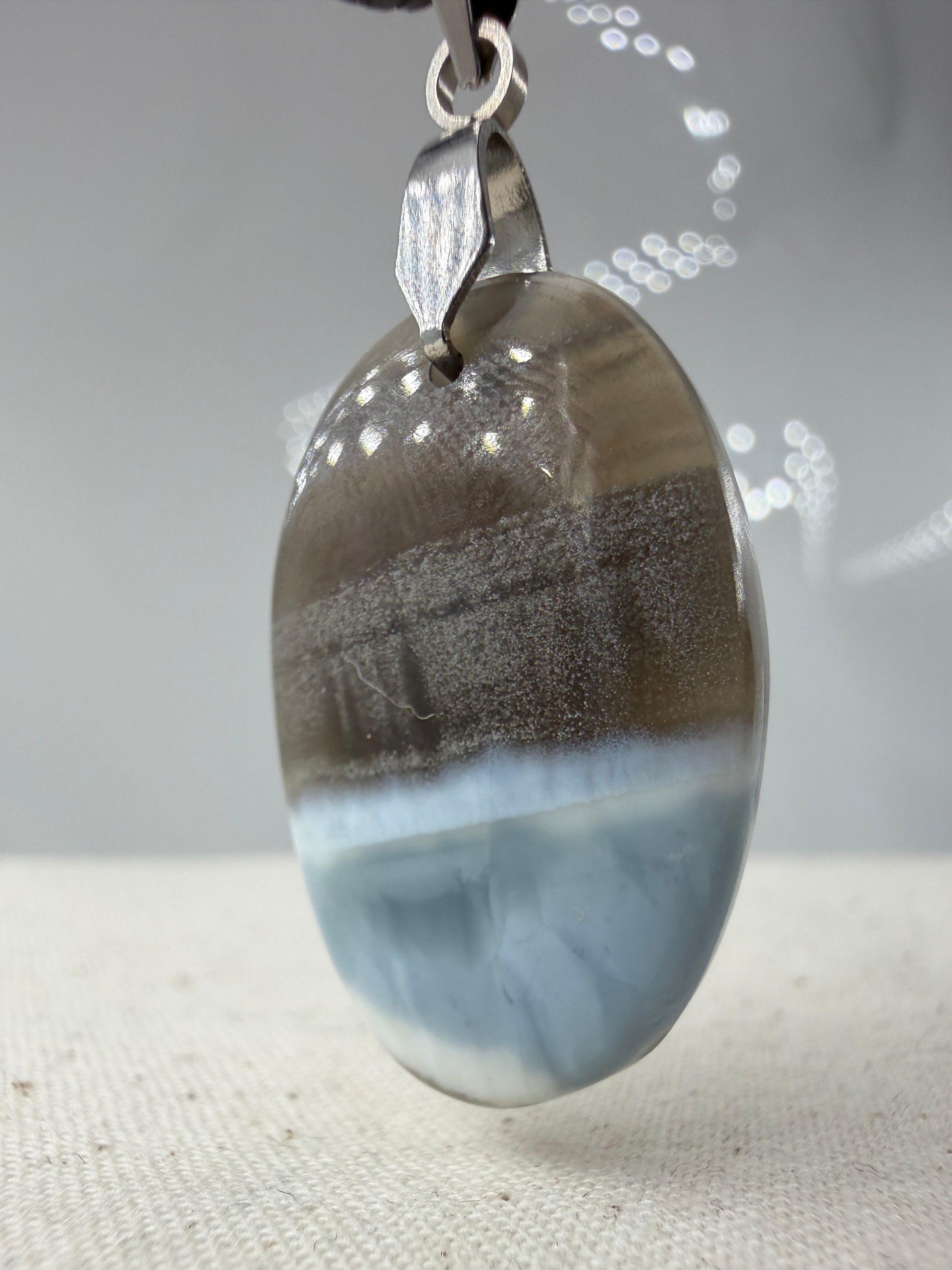 Owyhee Opal Cabochon-Anhänger OB14 mit Edelstahl-Clip – milchig-blauer Naturstein