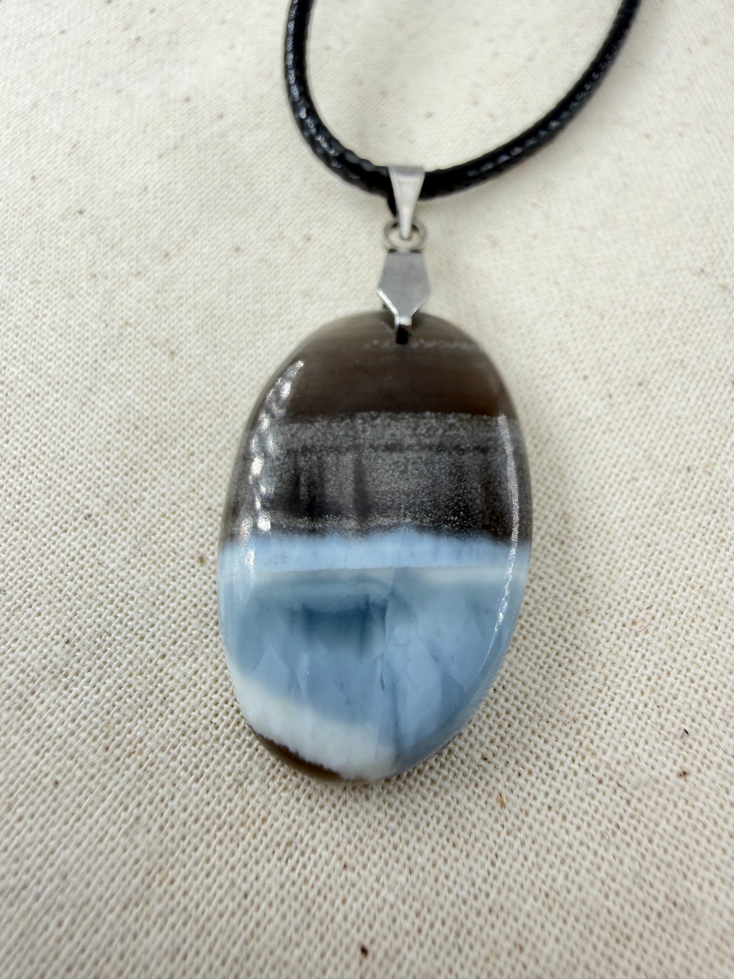 Owyhee Opal Cabochon-Anhänger OB14 mit Edelstahl-Clip – milchig-blauer Naturstein
