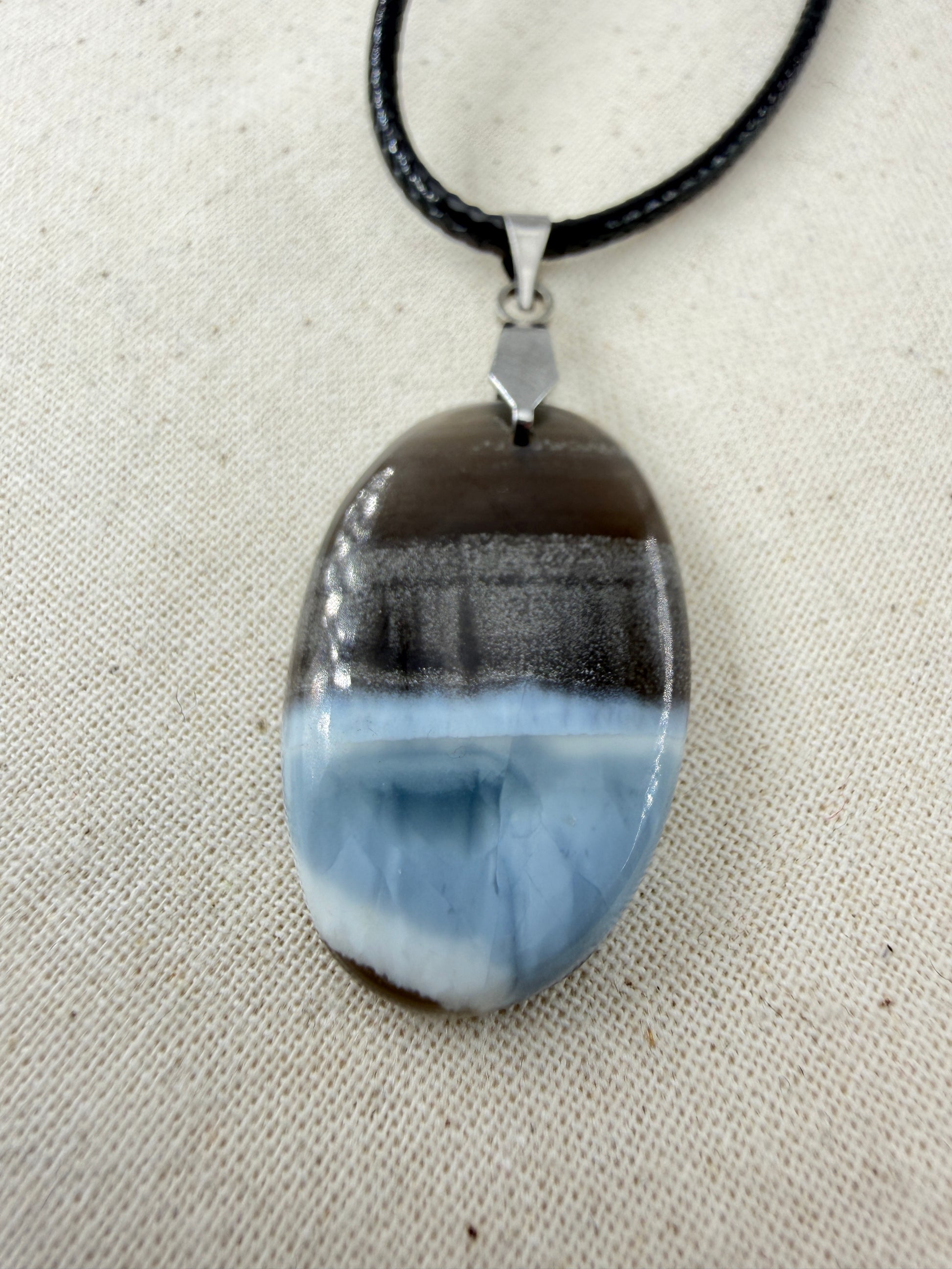 Owyhee Opal Cabochon-Anhänger OB14 mit Edelstahl-Clip – milchig-blauer Naturstein