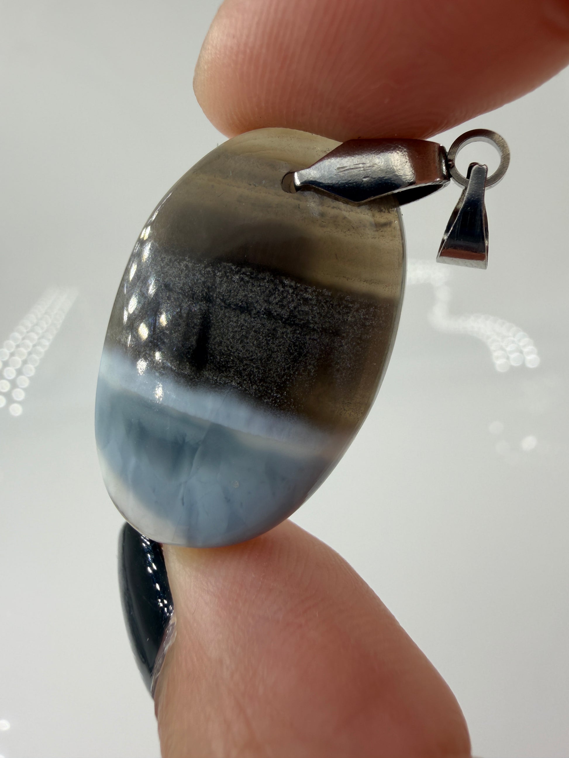 Owyhee Opal Cabochon-Anhänger OB14 mit Edelstahl-Clip – milchig-blauer Naturstein