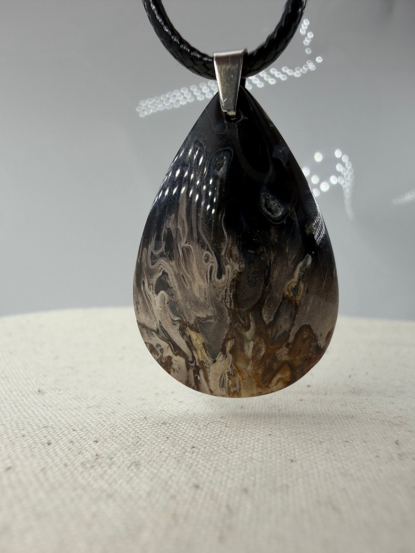 Anhänger aus versteinerter Palmwurzel PW18 – Nahaufnahme der fossilen Zellstruktur, braun-beige Töne, Edelstahlclip, 3,8 x 2,4 cm