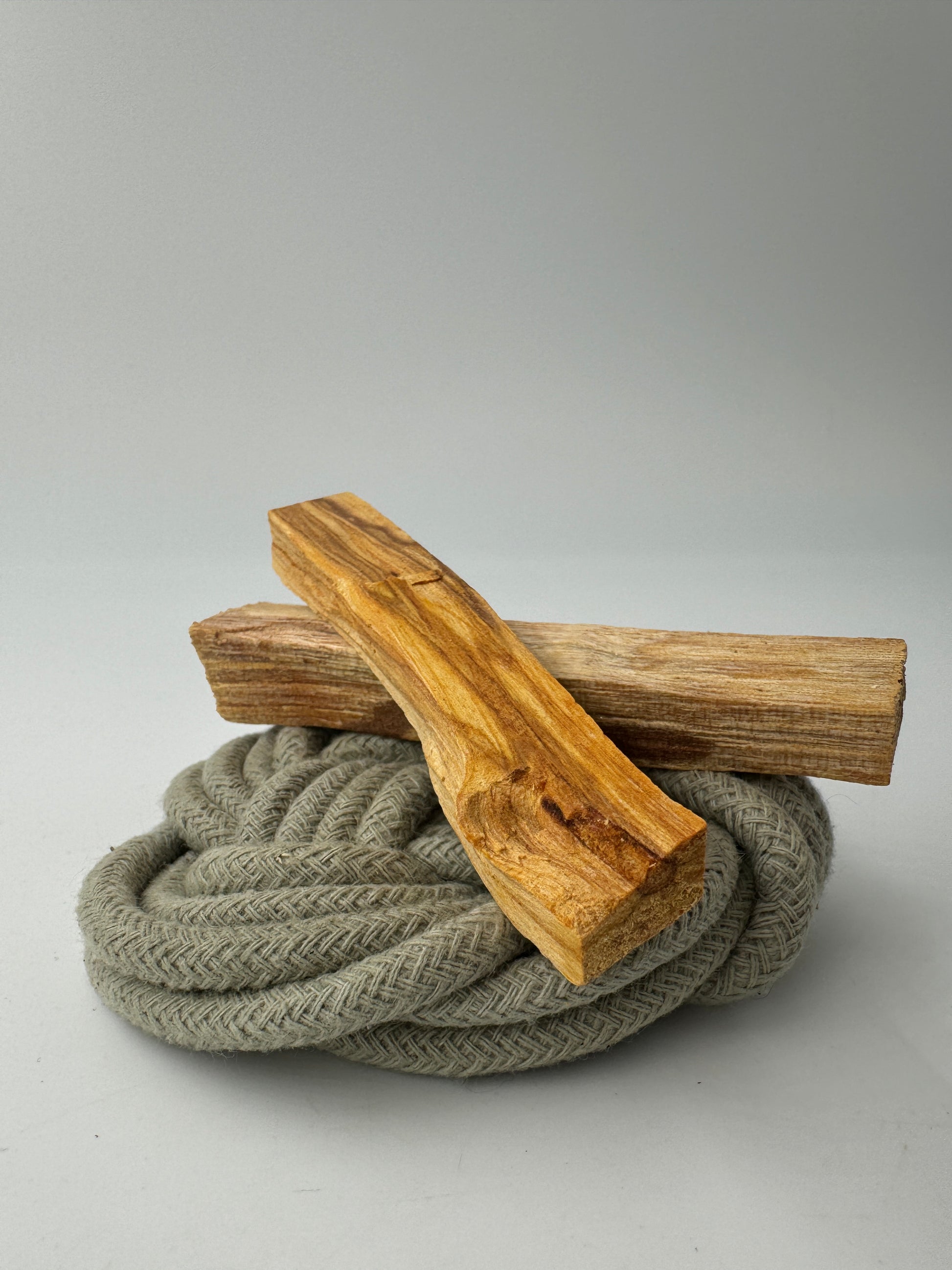 Palo Santo Räucherholz, 2 Stück à ca. 10 cm, Bursera graveolens aus Südamerika