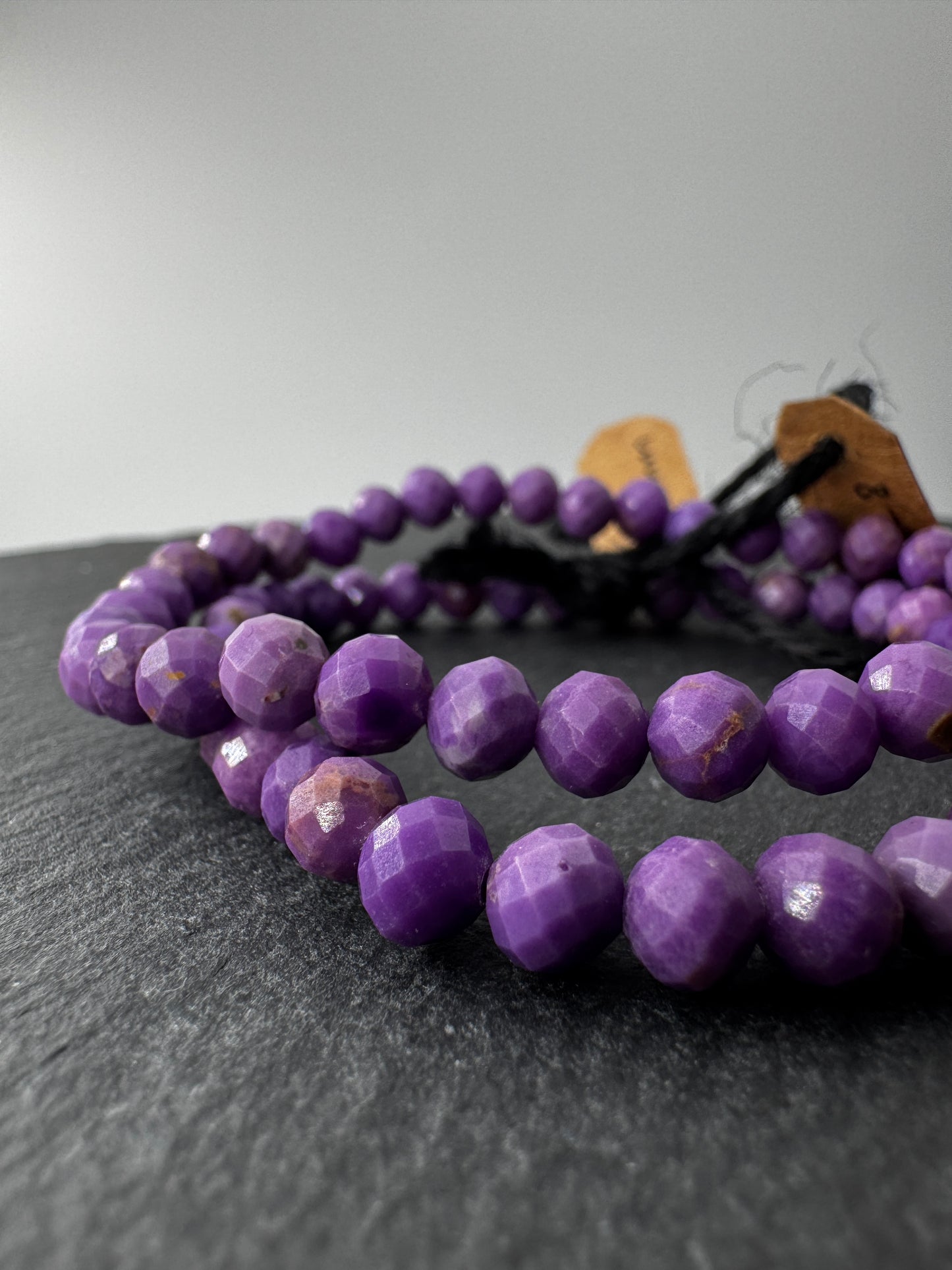 Armband aus facettiertem Phosphosiderit, 6-mm-Kugeln in Lavendel- bis Pflaumentönen, Umfang 19 cm – natürliche Farbvariationen sichtbar.