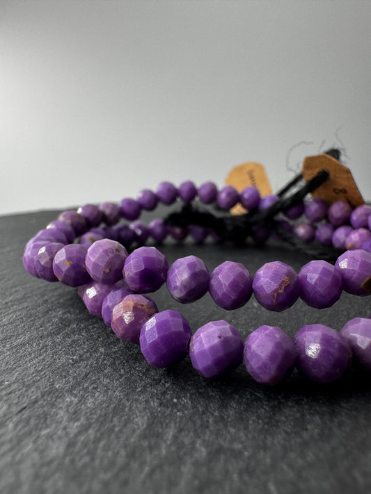 Armband aus facettiertem Phosphosiderit, 6-mm-Kugeln in Lavendel- bis Pflaumentönen, Umfang 19 cm – natürliche Farbvariationen sichtbar.