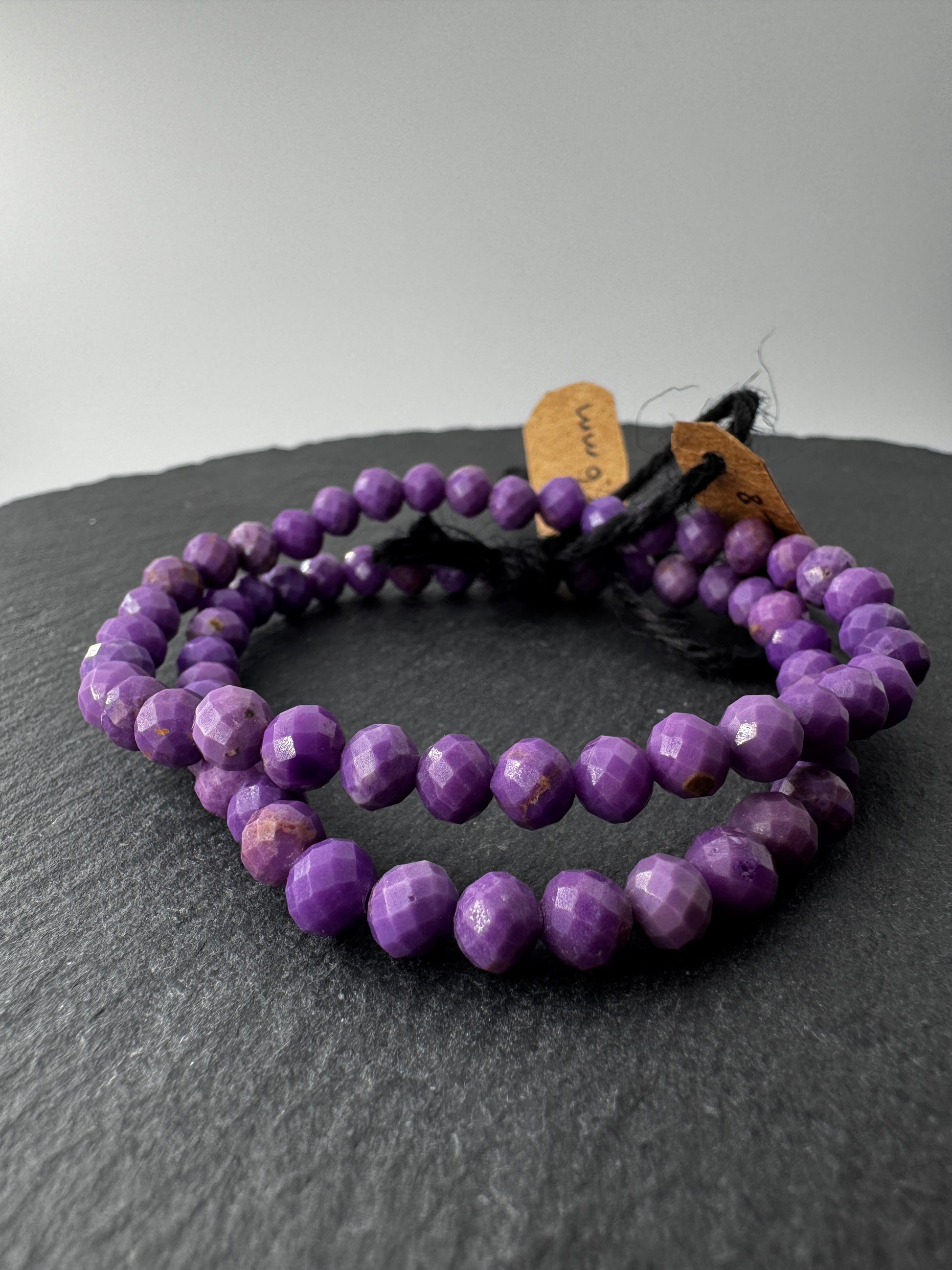 Armband aus facettiertem Phosphosiderit, 6-mm-Kugeln in Lavendel- bis Pflaumentönen, Umfang 19 cm – natürliche Farbvariationen sichtbar.