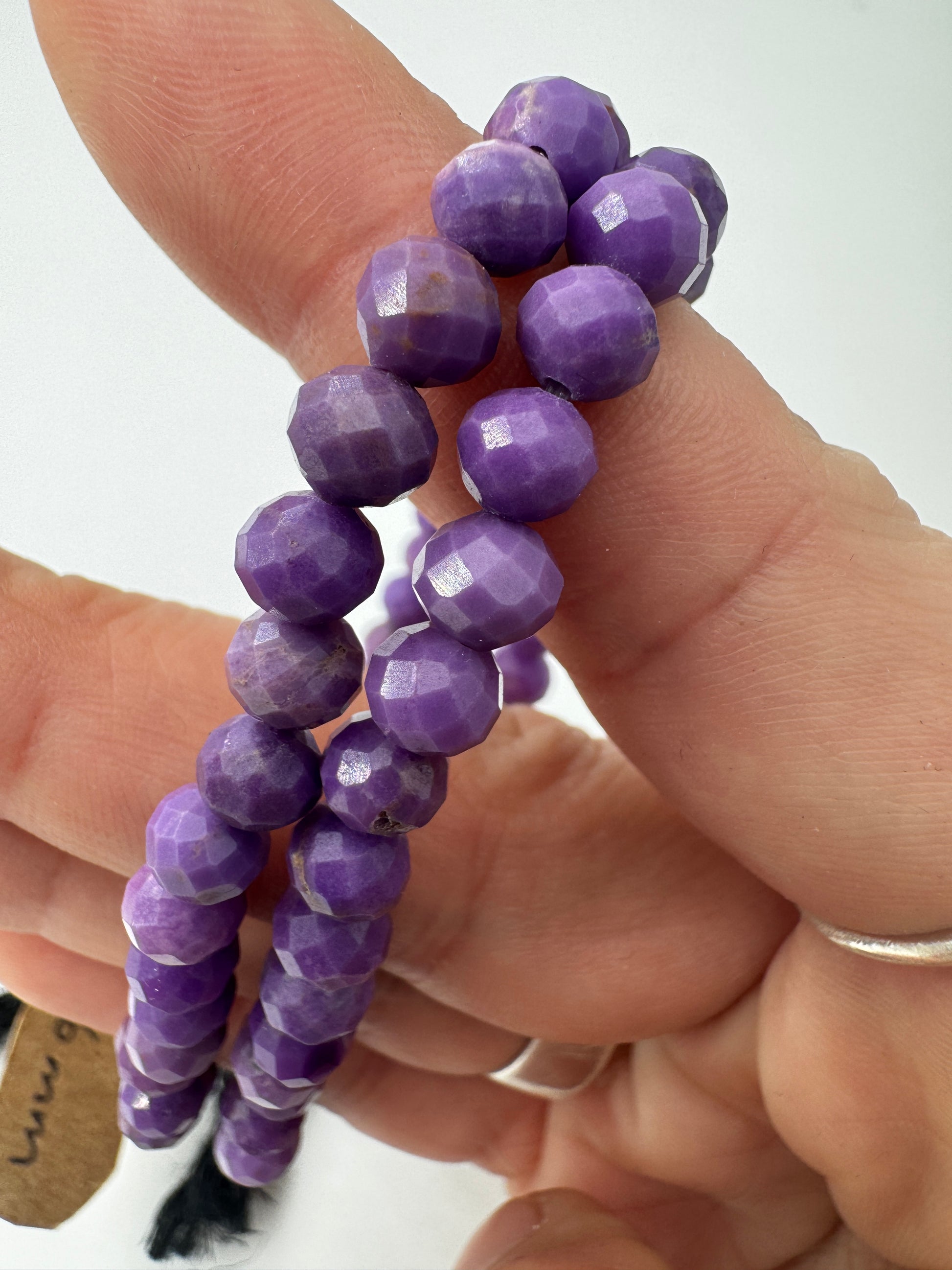 Armband aus facettiertem Phosphosiderit, 6-mm-Kugeln in Lavendel- bis Pflaumentönen, Umfang 19 cm – natürliche Farbvariationen sichtbar.