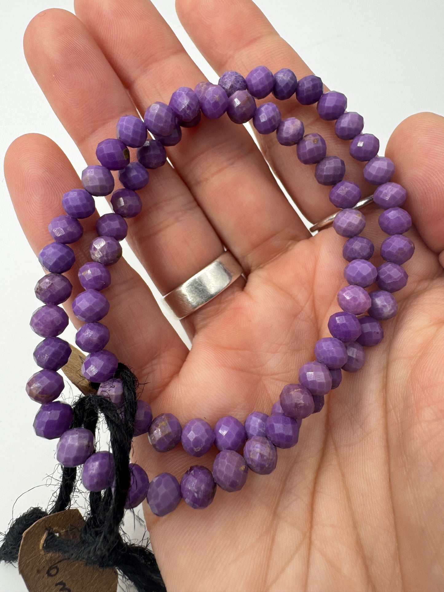 Armband aus facettiertem Phosphosiderit, 6-mm-Kugeln in Lavendel- bis Pflaumentönen, Umfang 19 cm – natürliche Farbvariationen sichtbar.