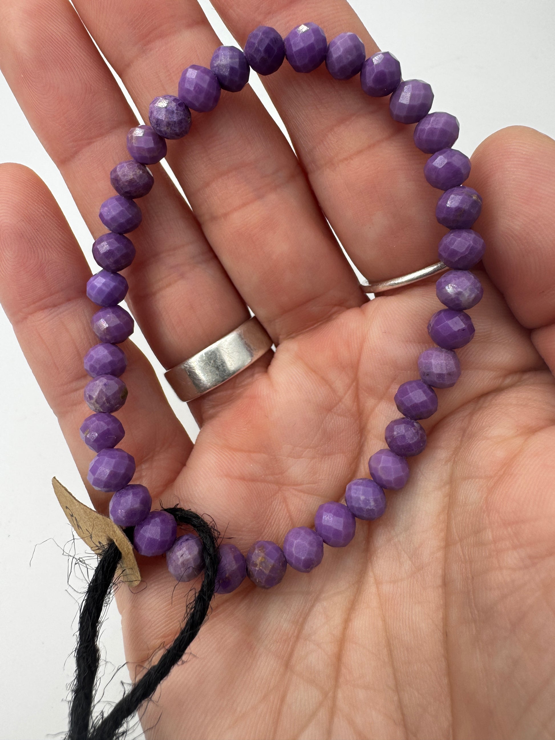 Armband aus facettiertem Phosphosiderit, 6-mm-Kugeln in Lavendel- bis Pflaumentönen, Umfang 19 cm – natürliche Farbvariationen sichtbar.