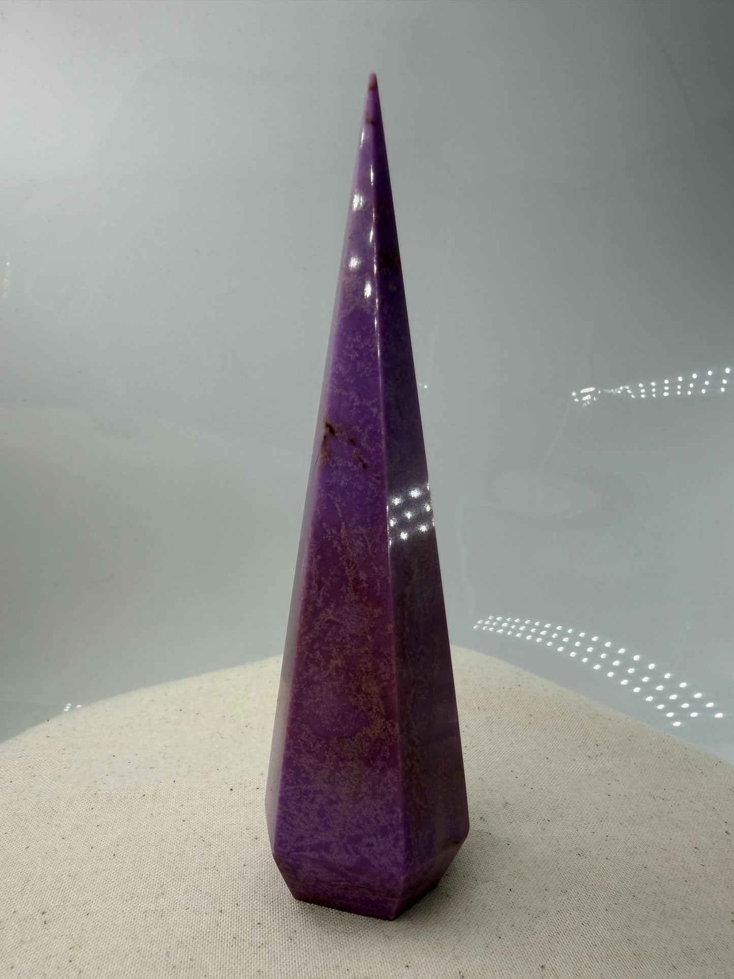 Eine stehende, perfekt facettierte Phosphosiderit-Spitze in kräftigem Violett mit dezenten, natürlichen Einschlüssen.