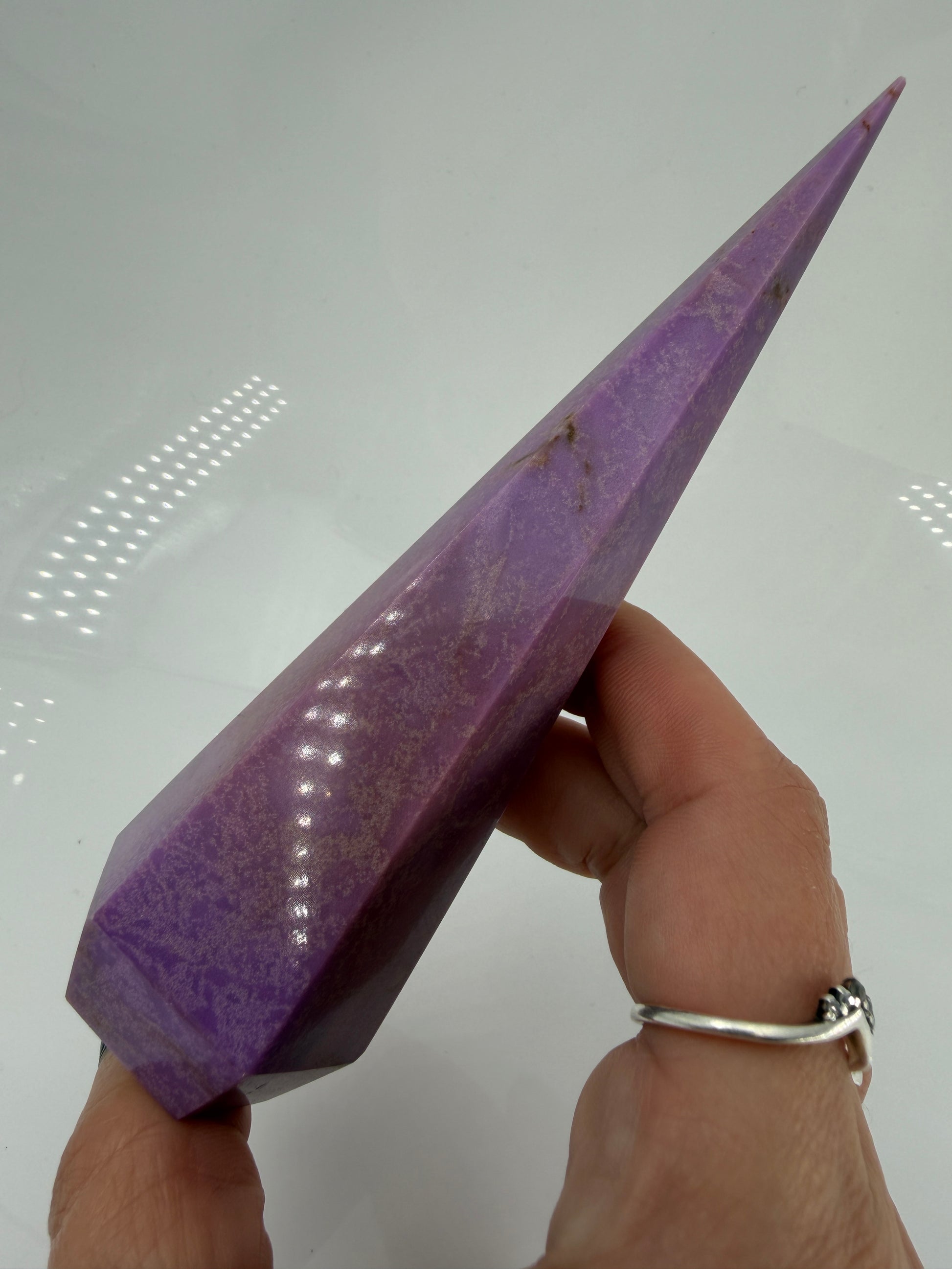 Eine stehende, perfekt facettierte Phosphosiderit-Spitze in kräftigem Violett mit dezenten, natürlichen Einschlüssen.