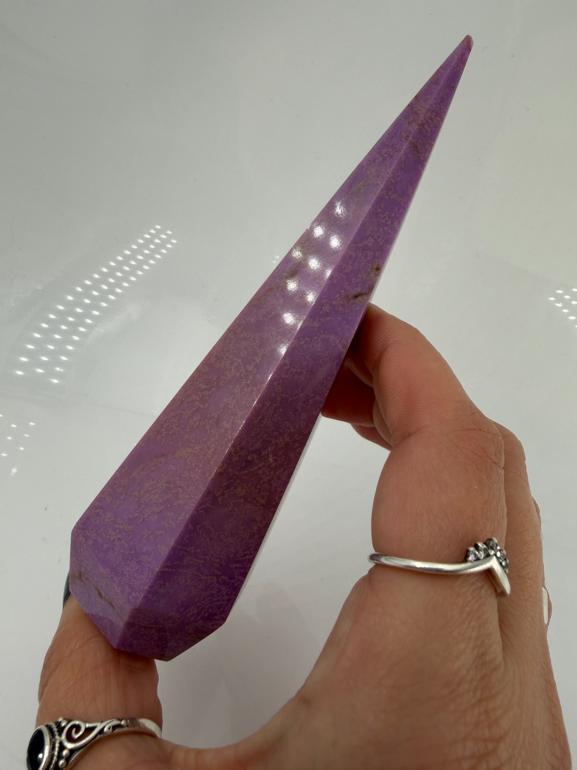 Eine stehende, perfekt facettierte Phosphosiderit-Spitze in kräftigem Violett mit dezenten, natürlichen Einschlüssen.