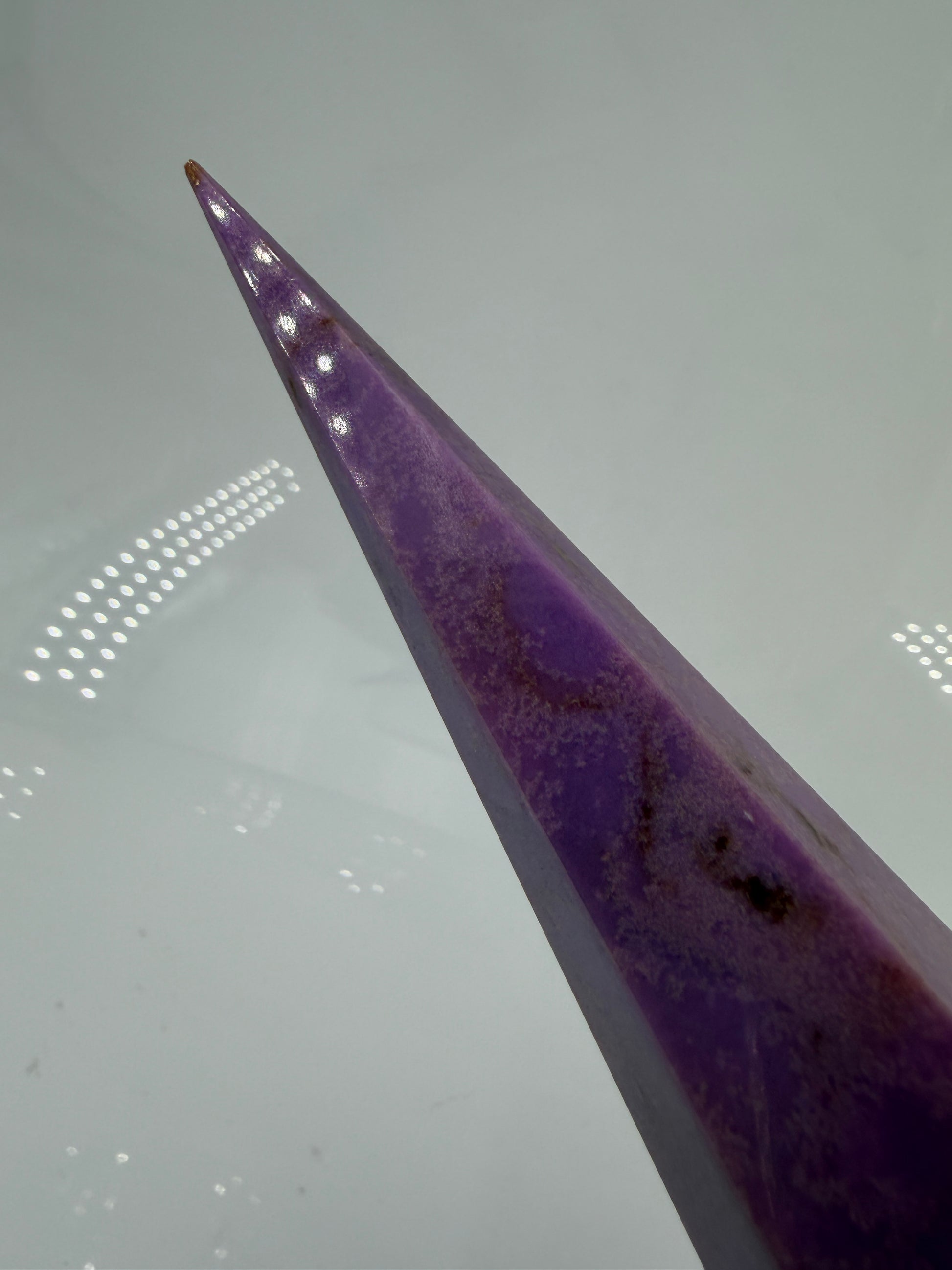 Eine stehende, perfekt facettierte Phosphosiderit-Spitze in kräftigem Violett mit dezenten, natürlichen Einschlüssen.