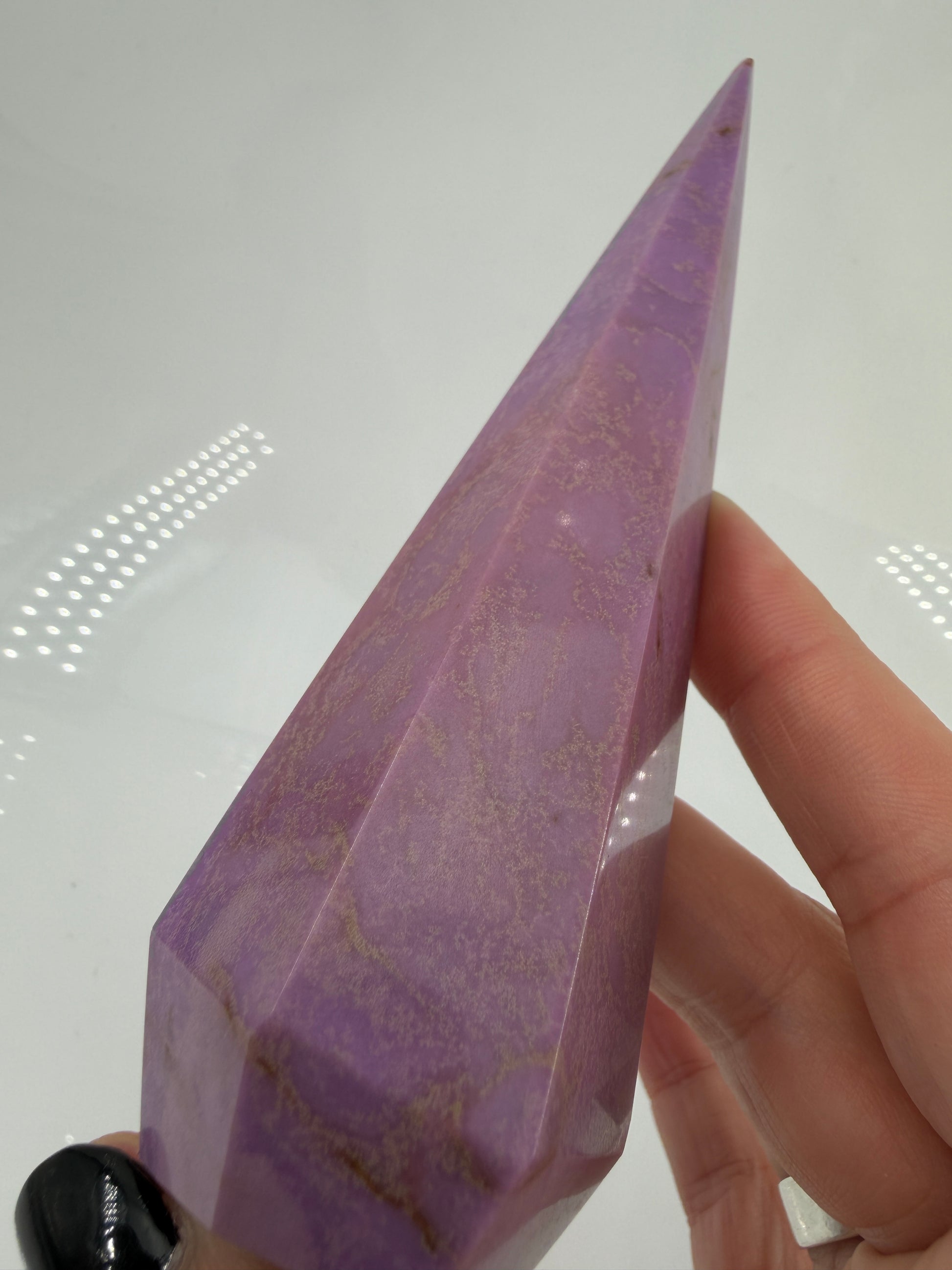 Eine stehende, perfekt facettierte Phosphosiderit-Spitze in kräftigem Violett mit dezenten, natürlichen Einschlüssen.