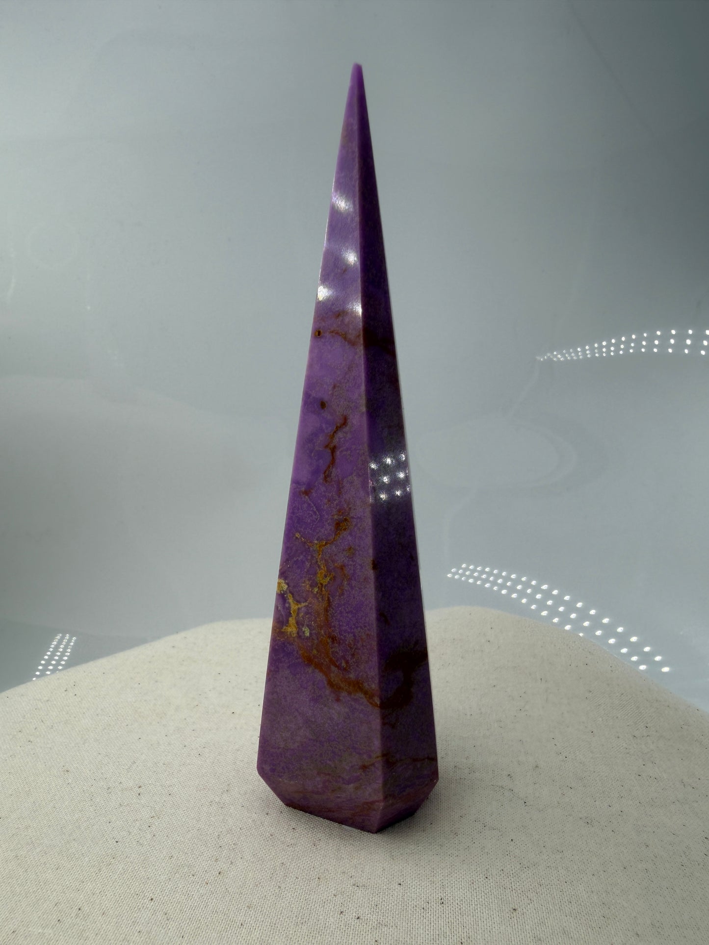 Eine stehende, perfekt facettierte Phosphosiderit-Spitze in kräftigem Violett mit dezenten, natürlichen Einschlüssen.