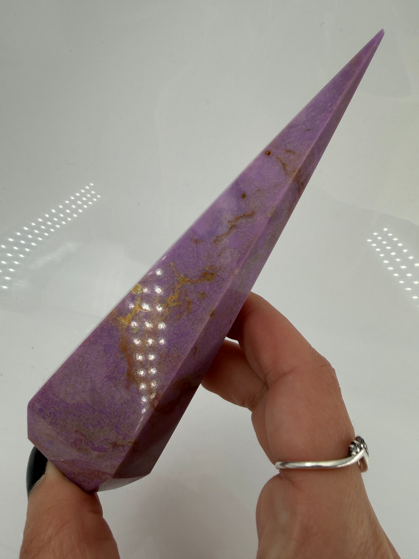 Eine stehende, perfekt facettierte Phosphosiderit-Spitze in kräftigem Violett mit dezenten, natürlichen Einschlüssen.