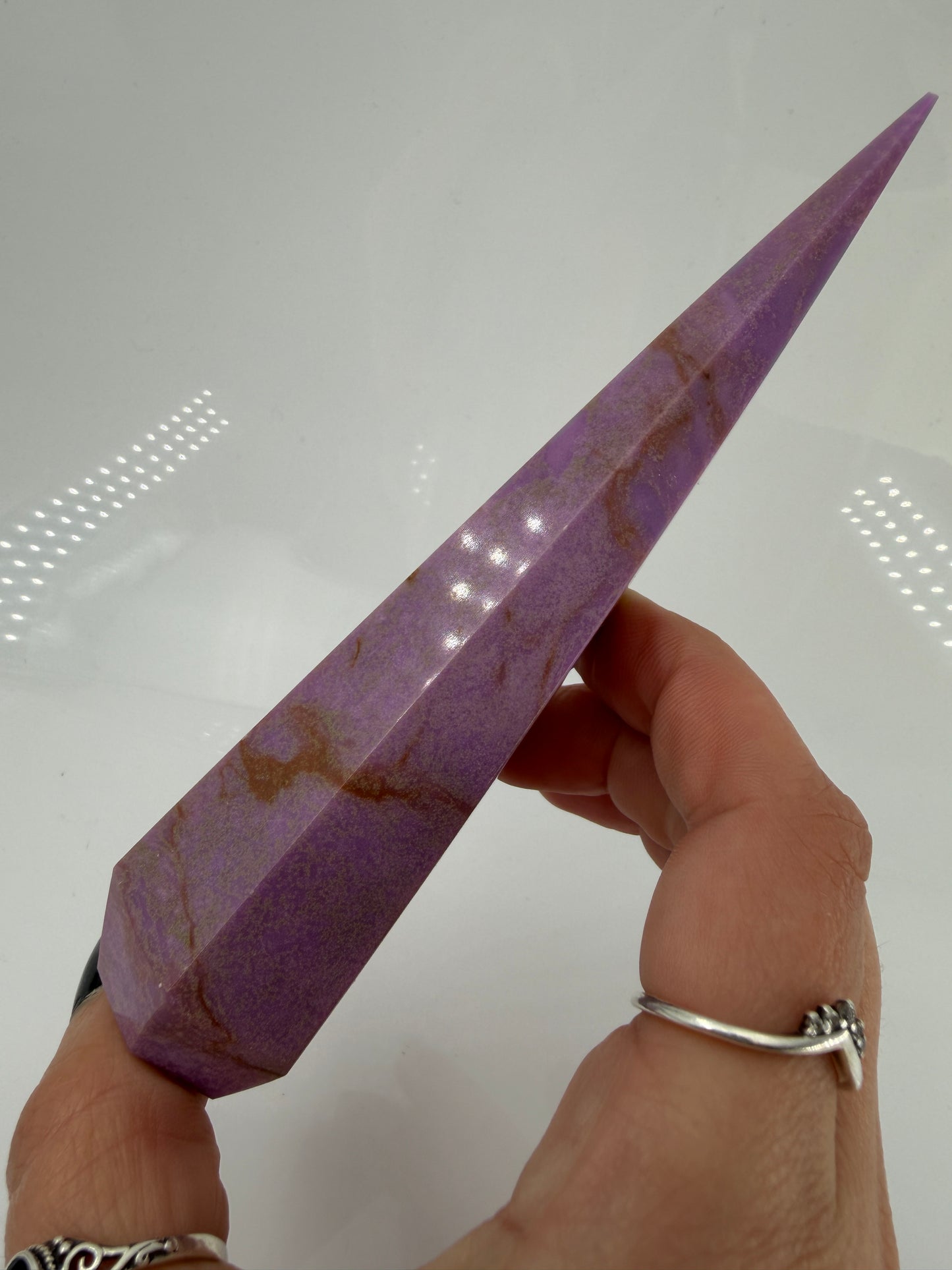 Eine stehende, perfekt facettierte Phosphosiderit-Spitze in kräftigem Violett mit dezenten, natürlichen Einschlüssen.